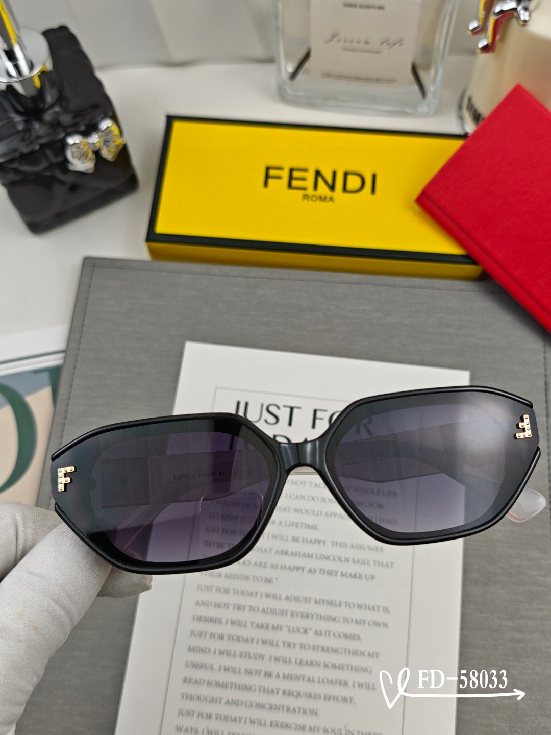  👓.【意大利芬迪-FENDI】
         🕶.【宝丽来树脂偏光镜片】
         ⭐️