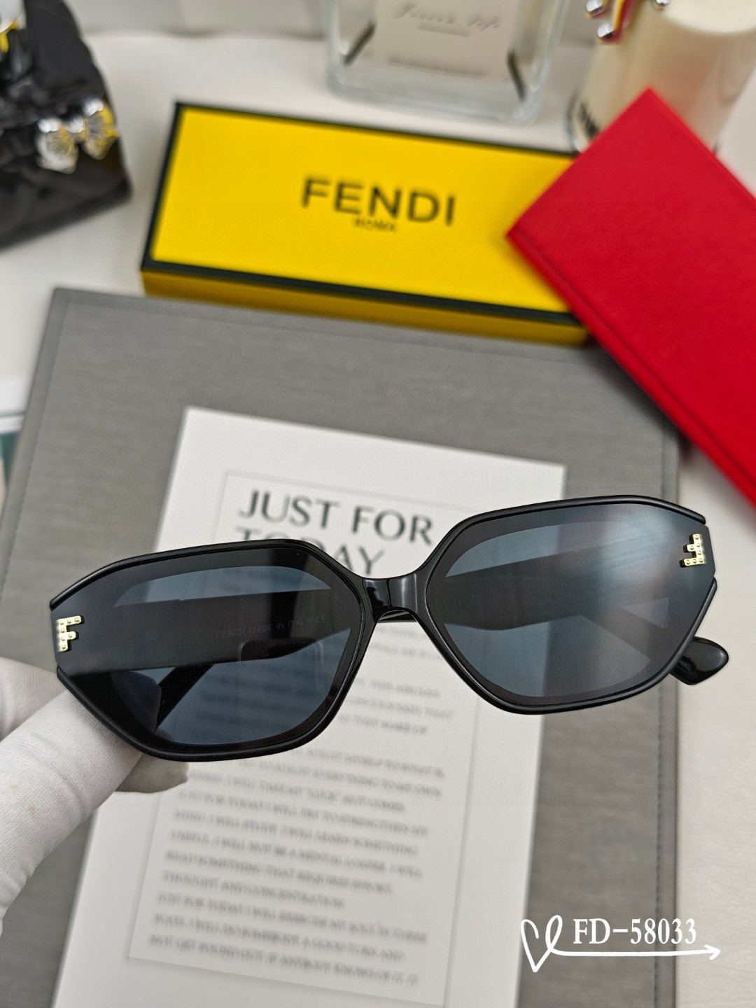   👓.【意大利芬迪-FENDI】
         🕶.【宝丽来树脂偏光镜片】
         ⭐️