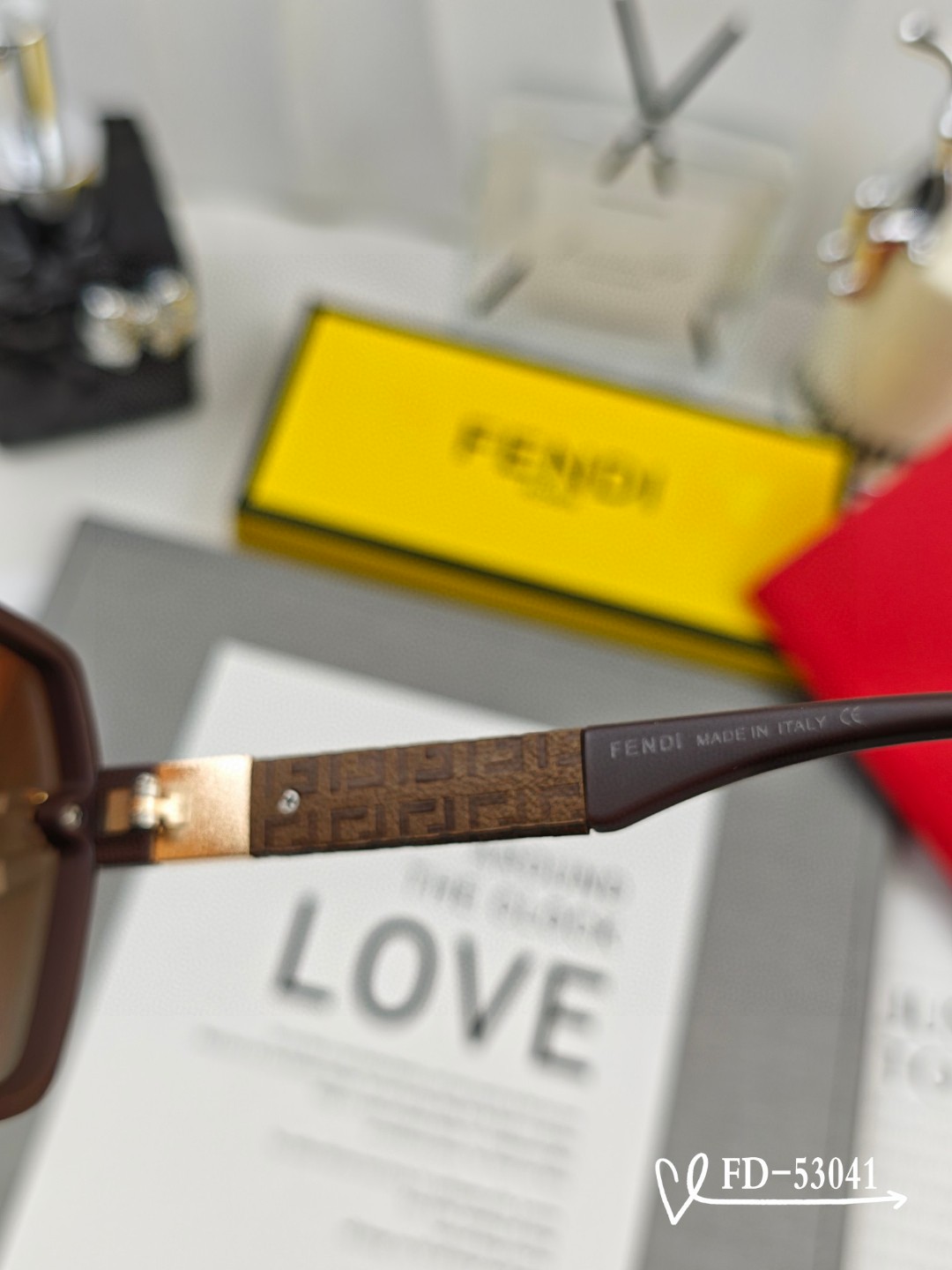   👓.【意大利芬迪-FENDI】
         🕶.【宝丽来树脂偏光镜片】
         ⭐️