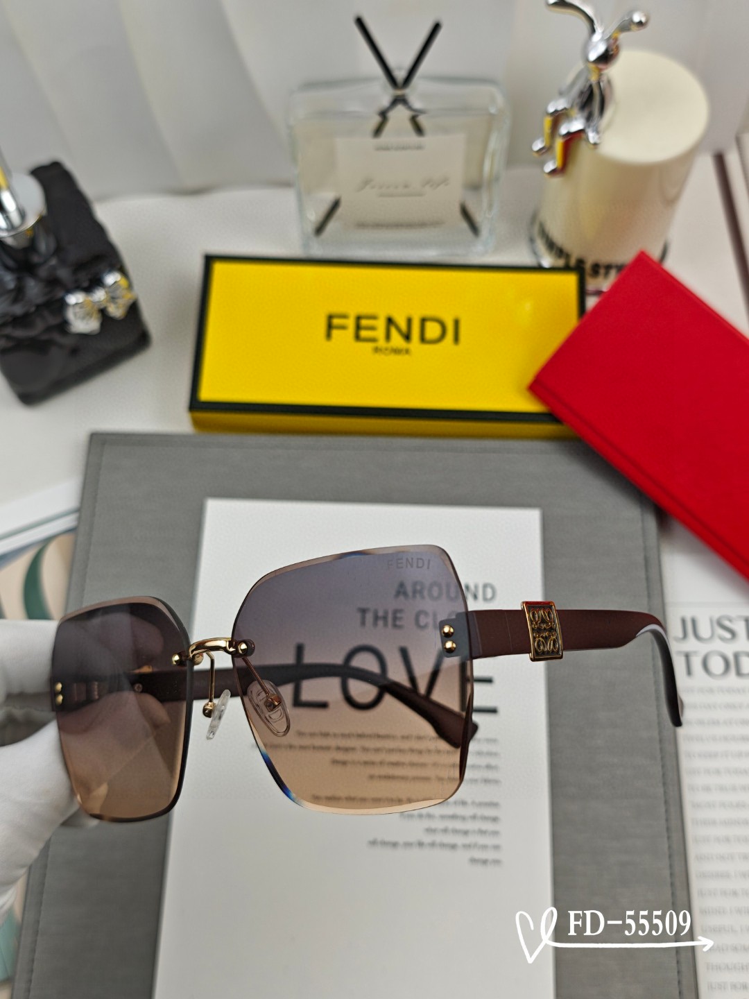   👓.【意大利芬迪-FENDI】
         🕶.【宝丽来树脂偏光镜片】
         ⭐️