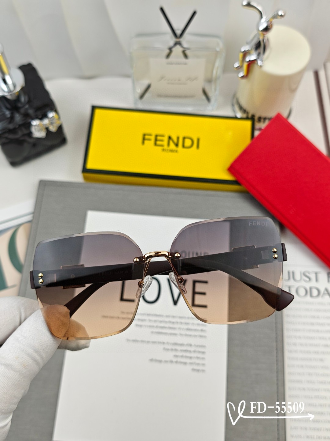   👓.【意大利芬迪-FENDI】
         🕶.【宝丽来树脂偏光镜片】
         ⭐️