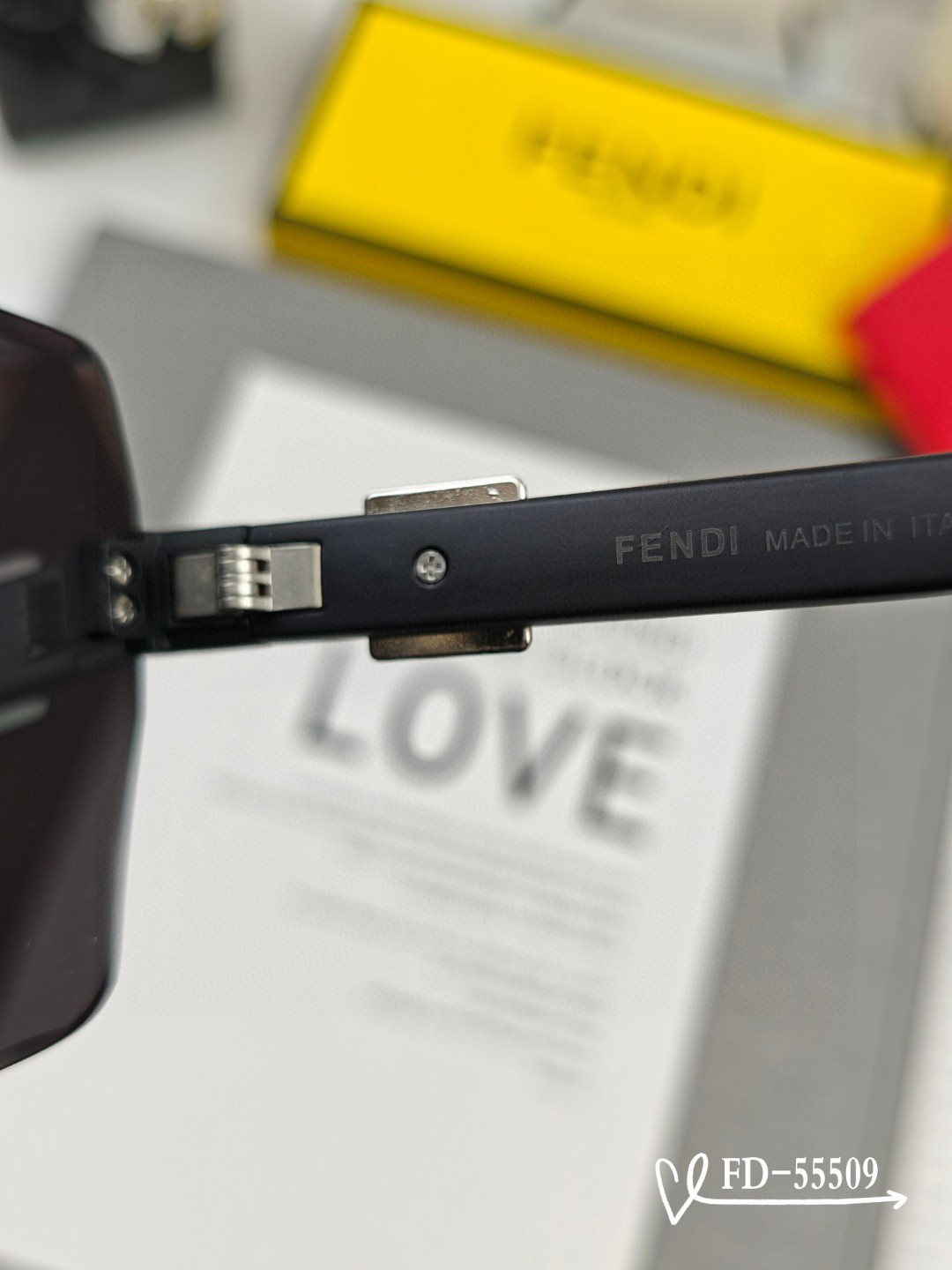   👓.【意大利芬迪-FENDI】
         🕶.【宝丽来树脂偏光镜片】
         ⭐️