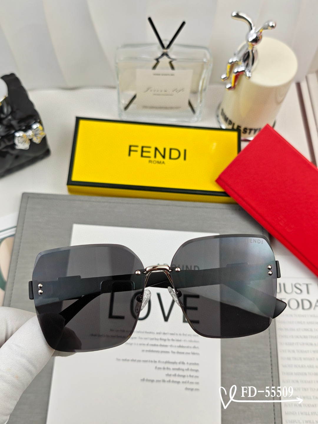   👓.【意大利芬迪-FENDI】
         🕶.【宝丽来树脂偏光镜片】
         ⭐️