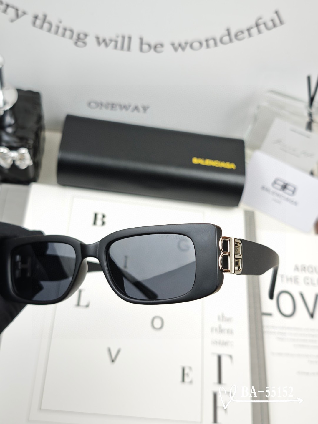   👓.【巴黎世家-Balenciaga】
         🕶.【宝丽来树脂镜片】
         