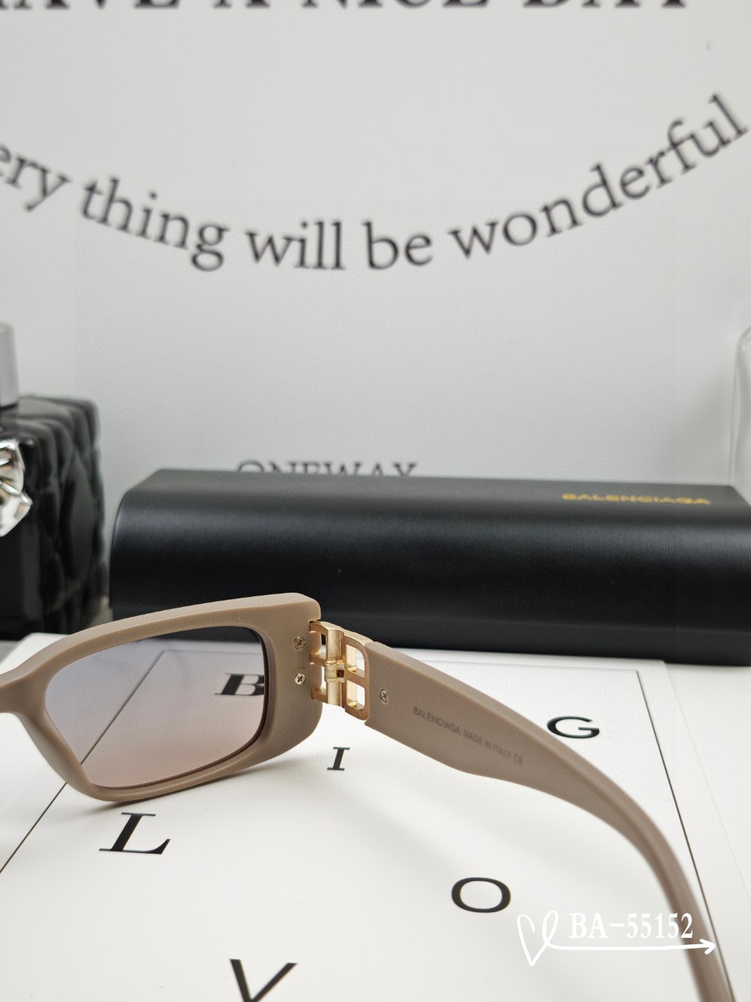   👓.【巴黎世家-Balenciaga】
         🕶.【宝丽来树脂镜片】
         