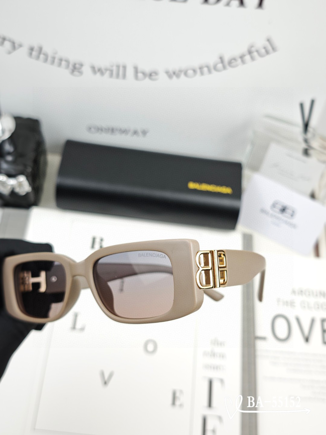  👓.【巴黎世家-Balenciaga】
         🕶.【宝丽来树脂镜片】
         