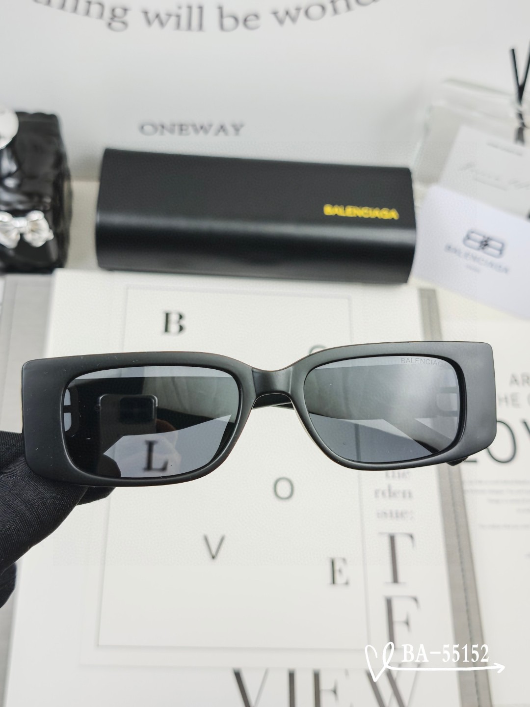   👓.【巴黎世家-Balenciaga】
         🕶.【宝丽来树脂镜片】
         