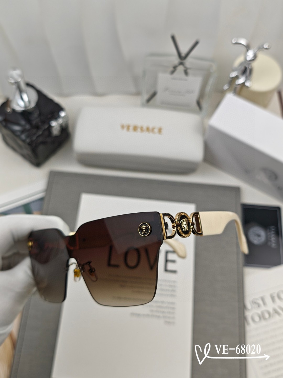    👓.【Versace-范思哲】
         🕶️.【宝丽来树脂偏光镜片】
         