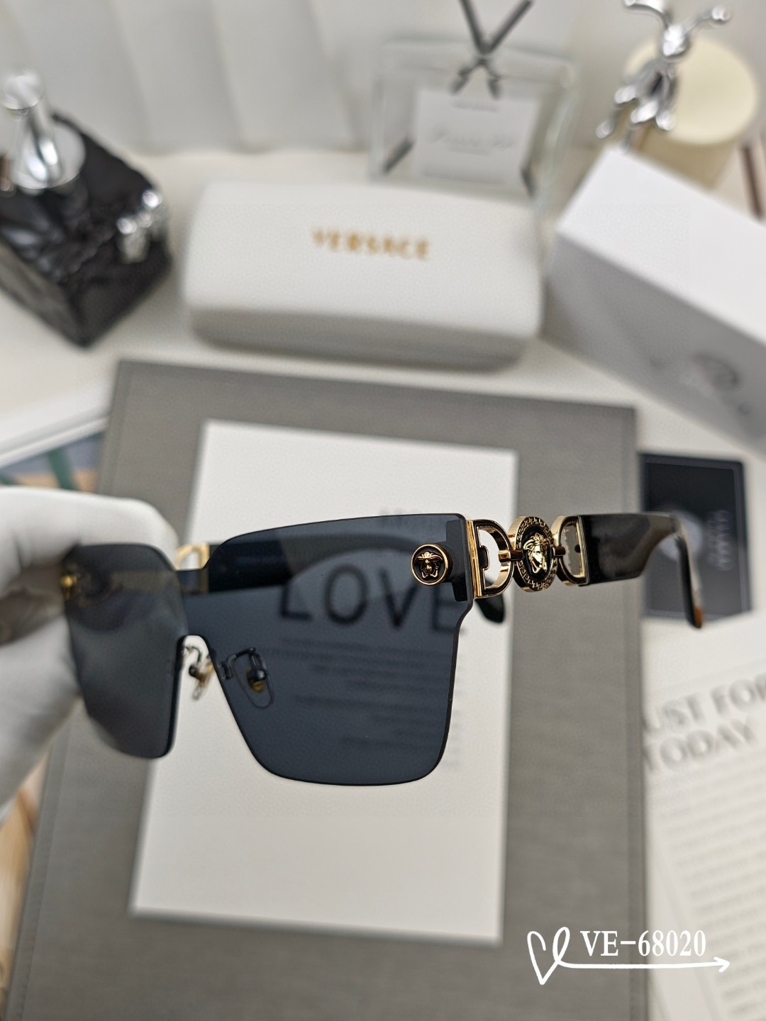    👓.【Versace-范思哲】
         🕶️.【宝丽来树脂偏光镜片】
         