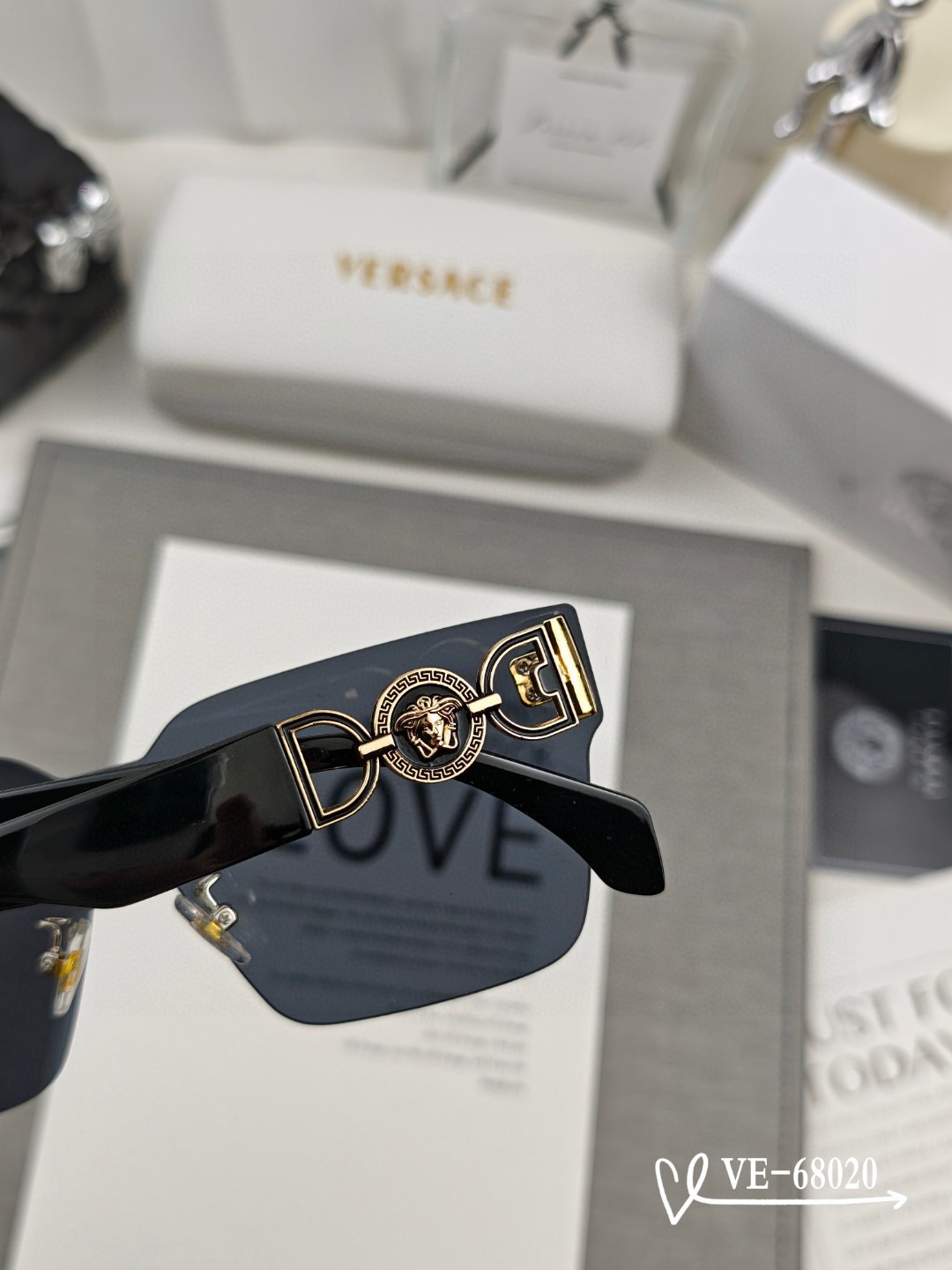    👓.【Versace-范思哲】
         🕶️.【宝丽来树脂偏光镜片】
         