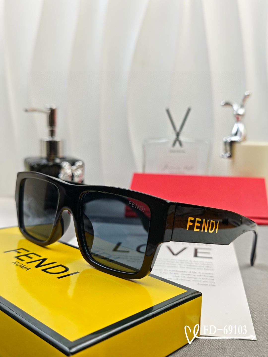   👓.【意大利芬迪-FENDI】
         🕶.【宝丽来树脂偏光镜片】
         ⭐️