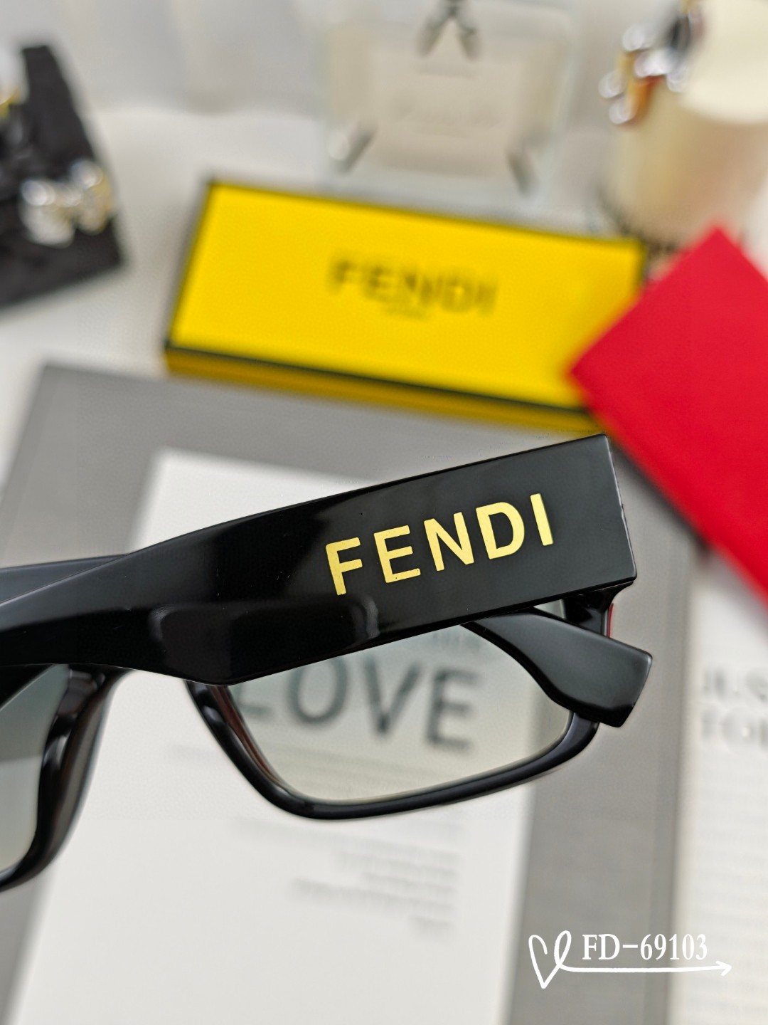   👓.【意大利芬迪-FENDI】
         🕶.【宝丽来树脂偏光镜片】
         ⭐️