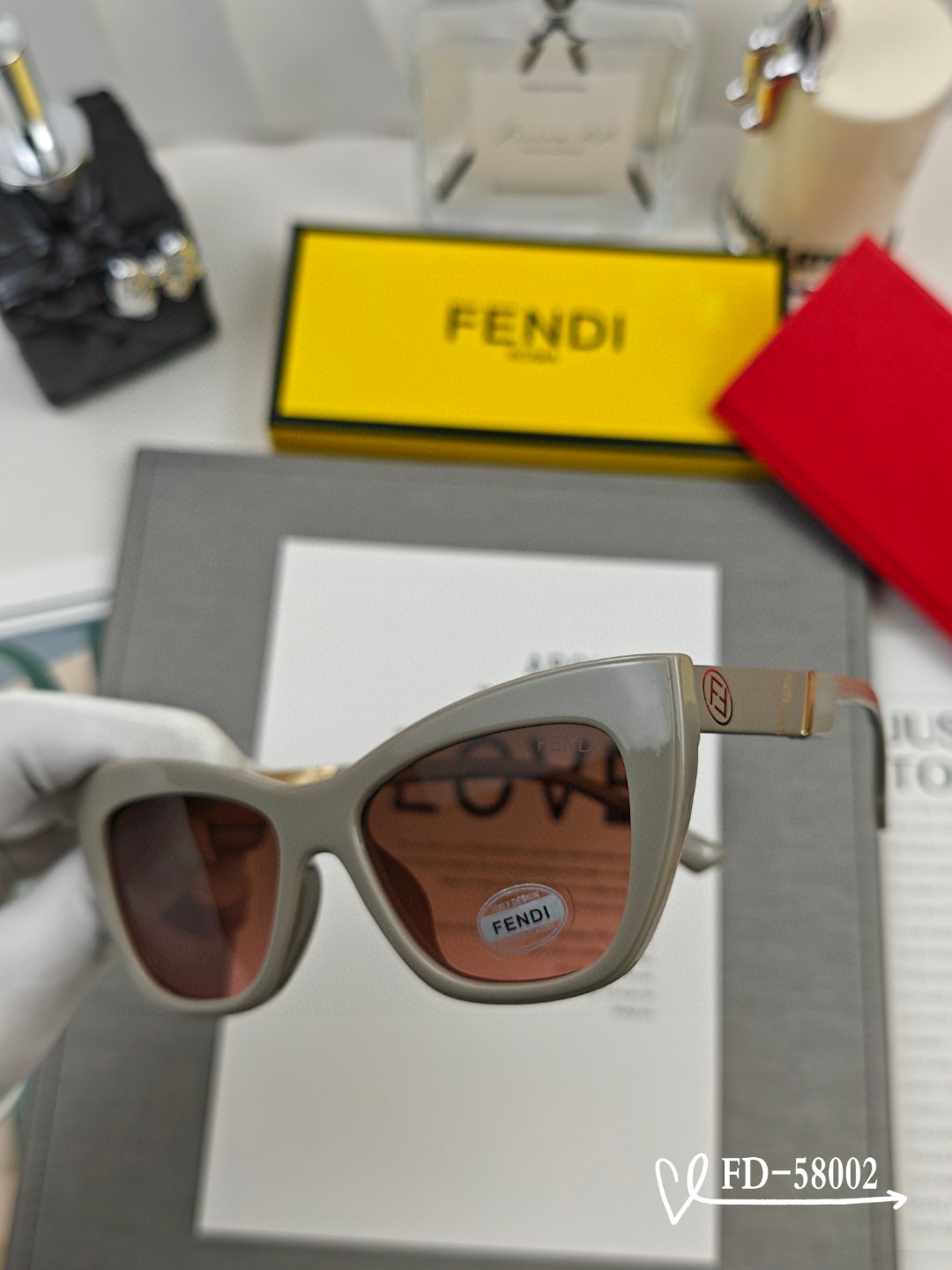   👓.【意大利芬迪-FENDI】
         🕶.【宝丽来树脂偏光镜片】
         ⭐️