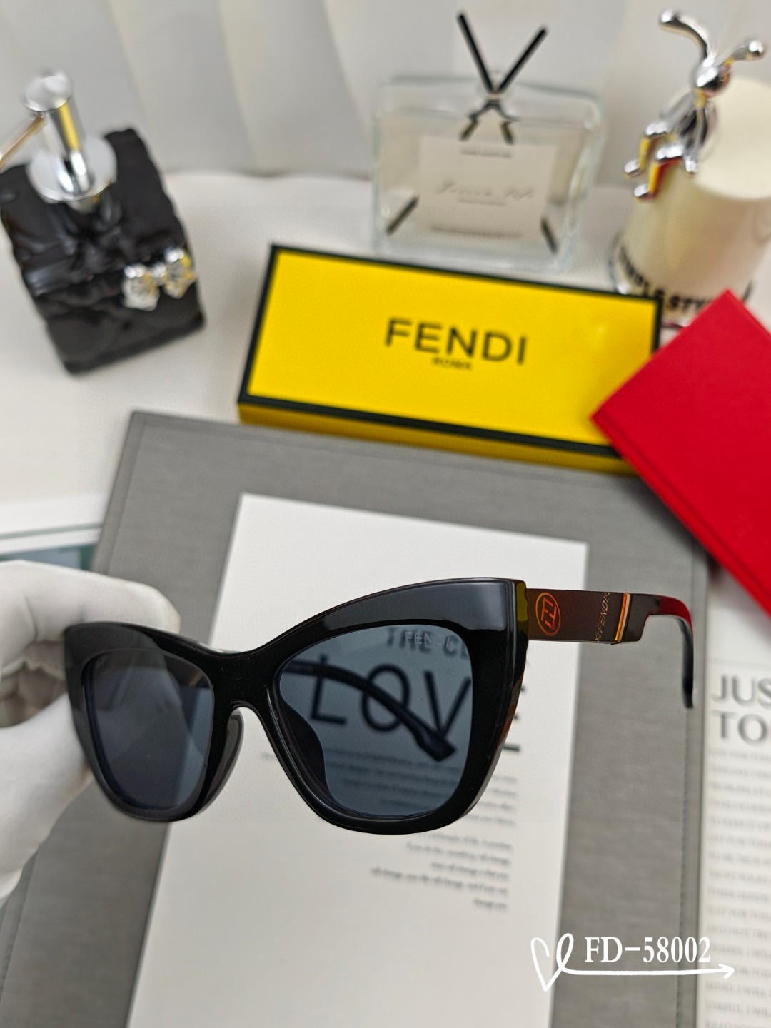   👓.【意大利芬迪-FENDI】
         🕶.【宝丽来树脂偏光镜片】
         ⭐️
