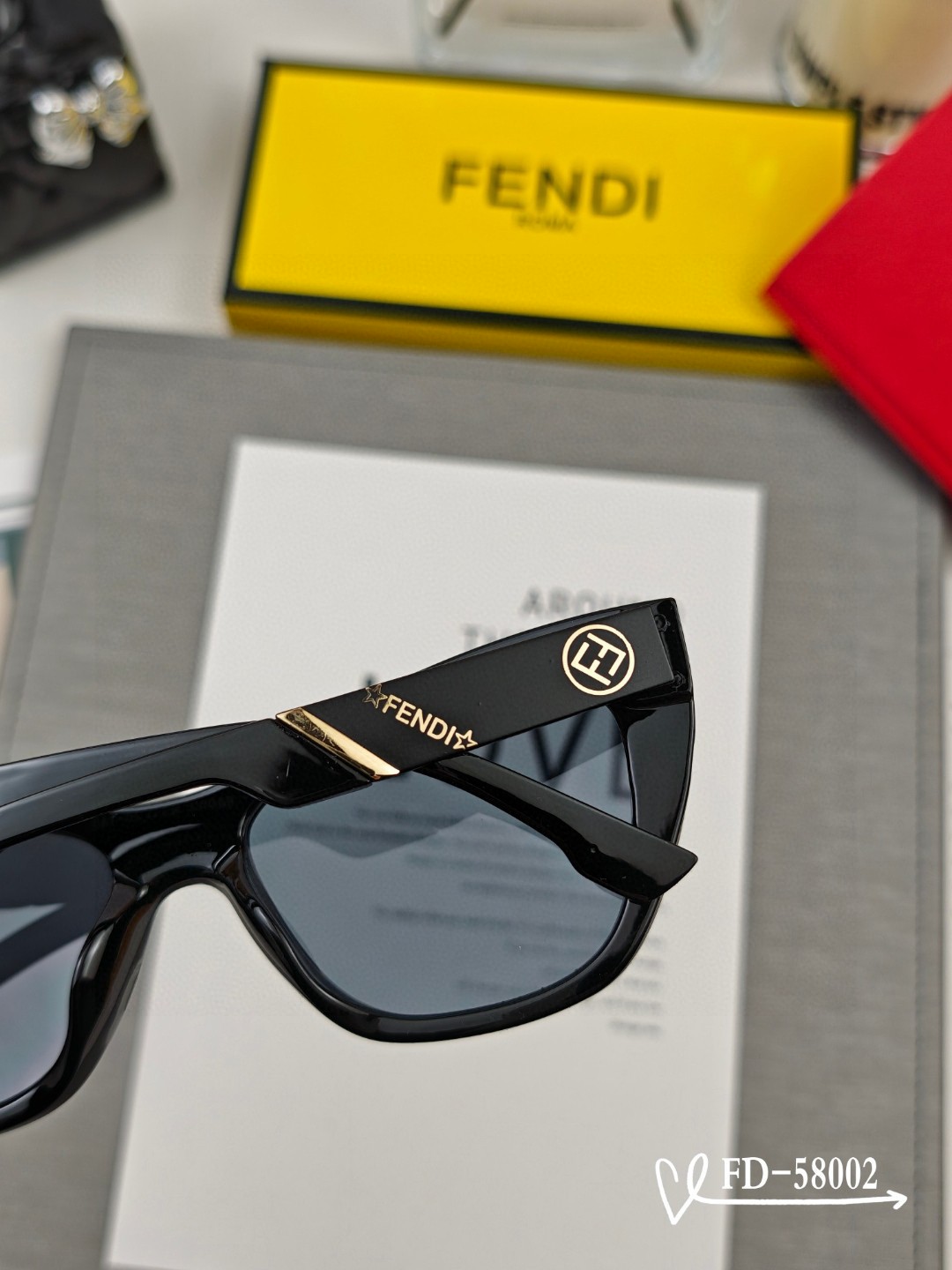   👓.【意大利芬迪-FENDI】
         🕶.【宝丽来树脂偏光镜片】
         ⭐️