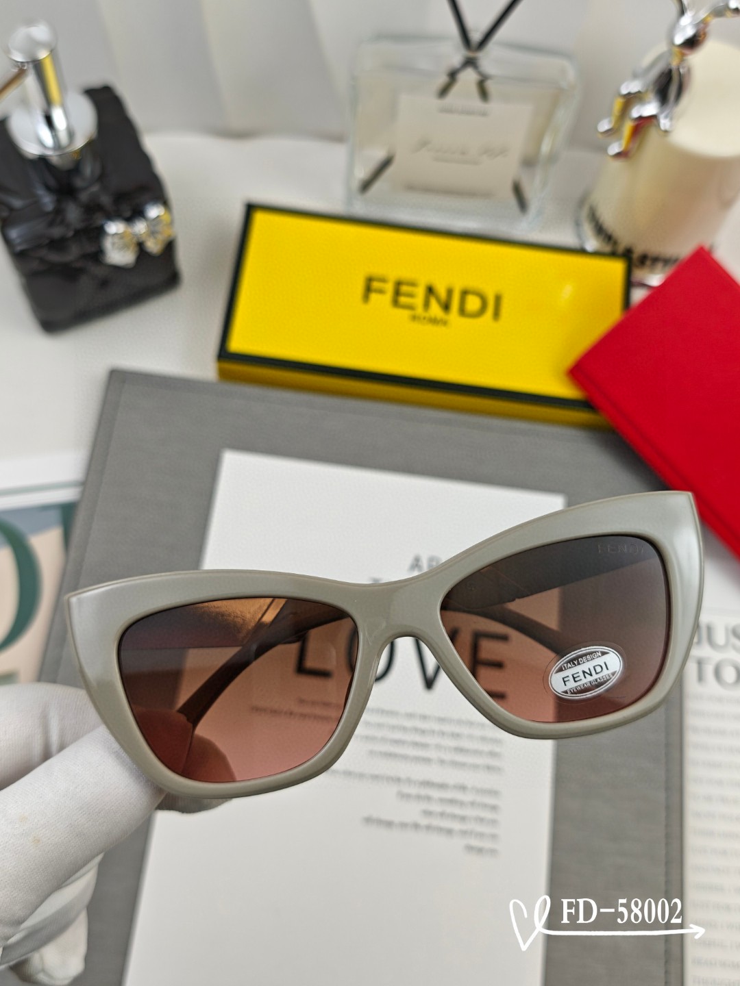   👓.【意大利芬迪-FENDI】
         🕶.【宝丽来树脂偏光镜片】
         ⭐️
