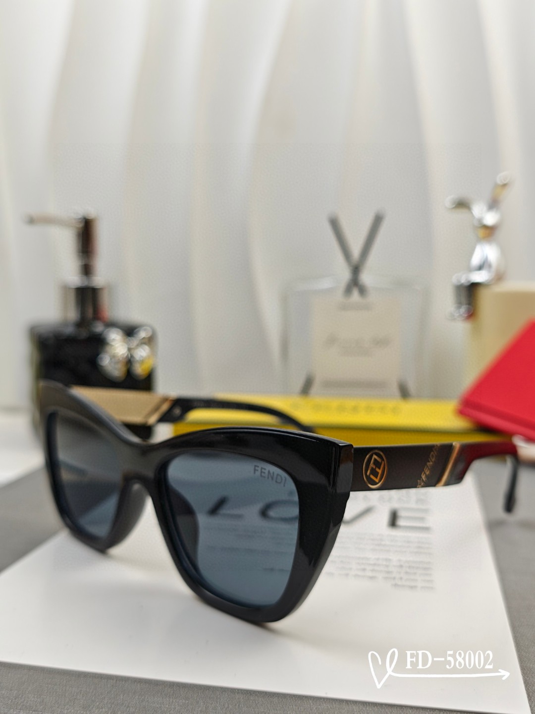   👓.【意大利芬迪-FENDI】
         🕶.【宝丽来树脂偏光镜片】
         ⭐️