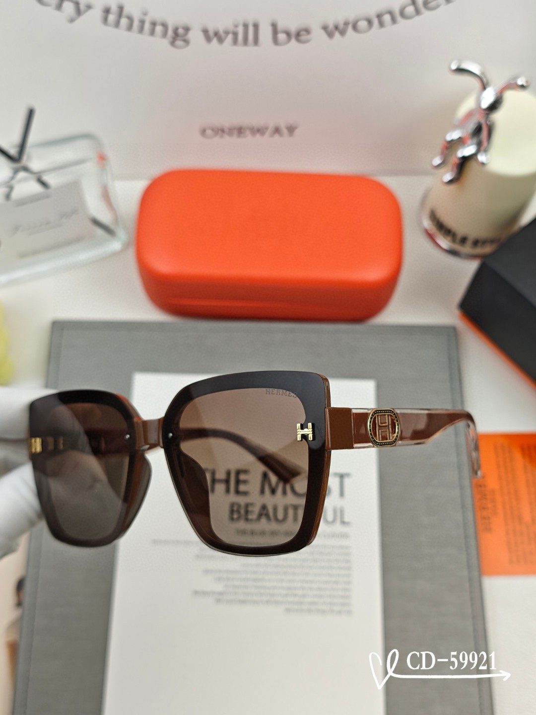    👓.【爱马仕-HERMES】
         🕶.【宝丽来树脂偏光镜片】
         ⭐️