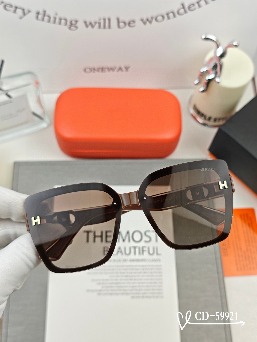   👓.【爱马仕-HERMES】
         🕶.【宝丽来树脂偏光镜片】
         ⭐️
