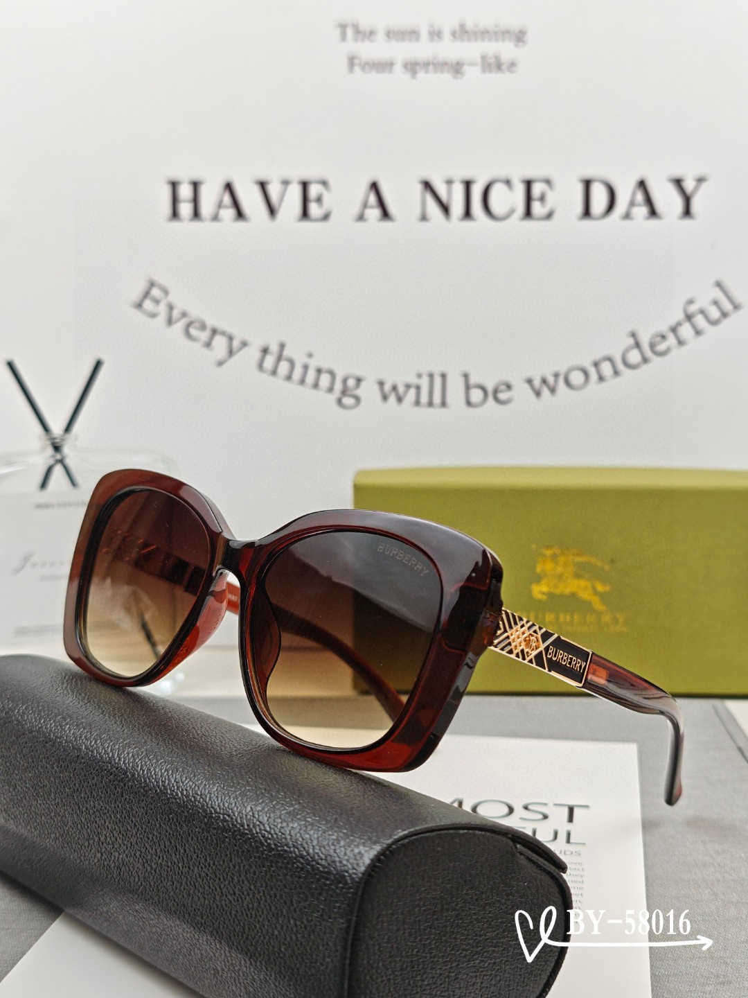   👓.【Burberry-巴宝莉】
         🕶.【宝丽来树脂偏光镜片】
         ⭐