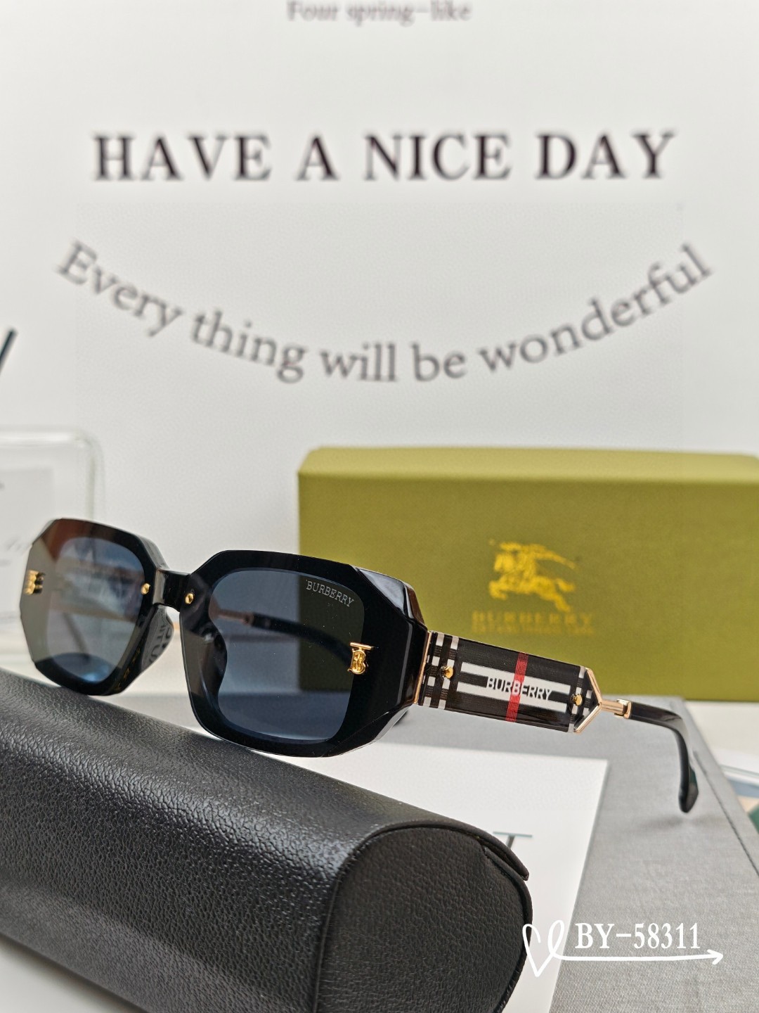  👓.【Burberry-巴宝莉】
         🕶.【宝丽来树脂偏光镜片】
         ⭐