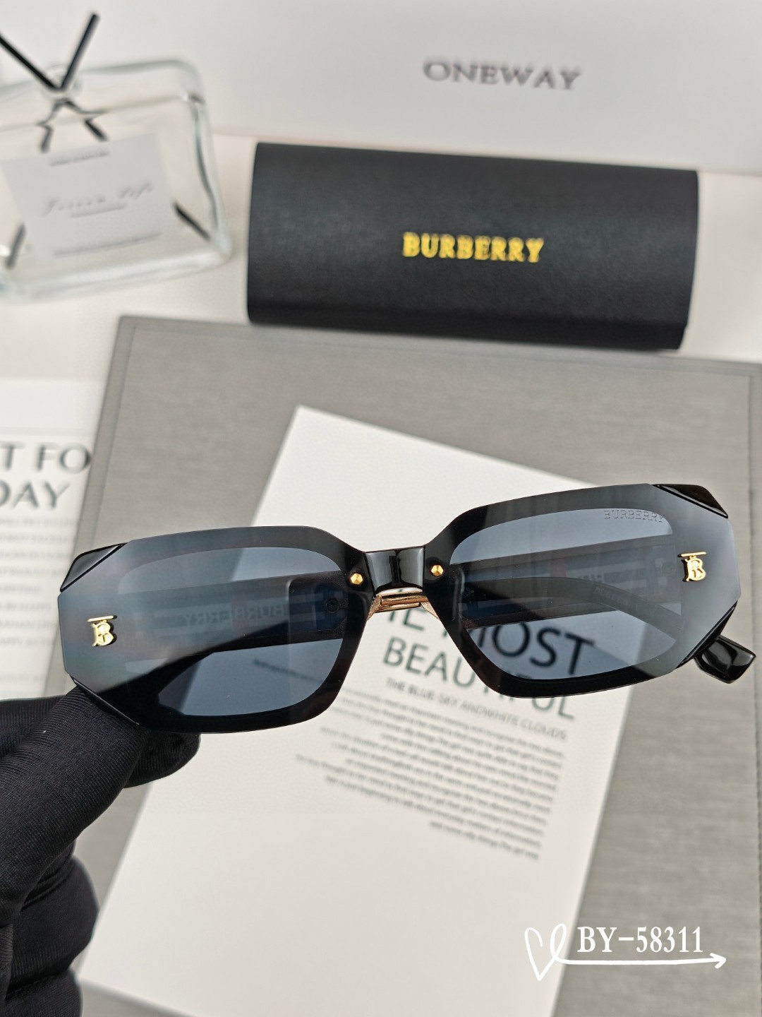   👓.【Burberry-巴宝莉】
         🕶.【宝丽来树脂偏光镜片】
         ⭐