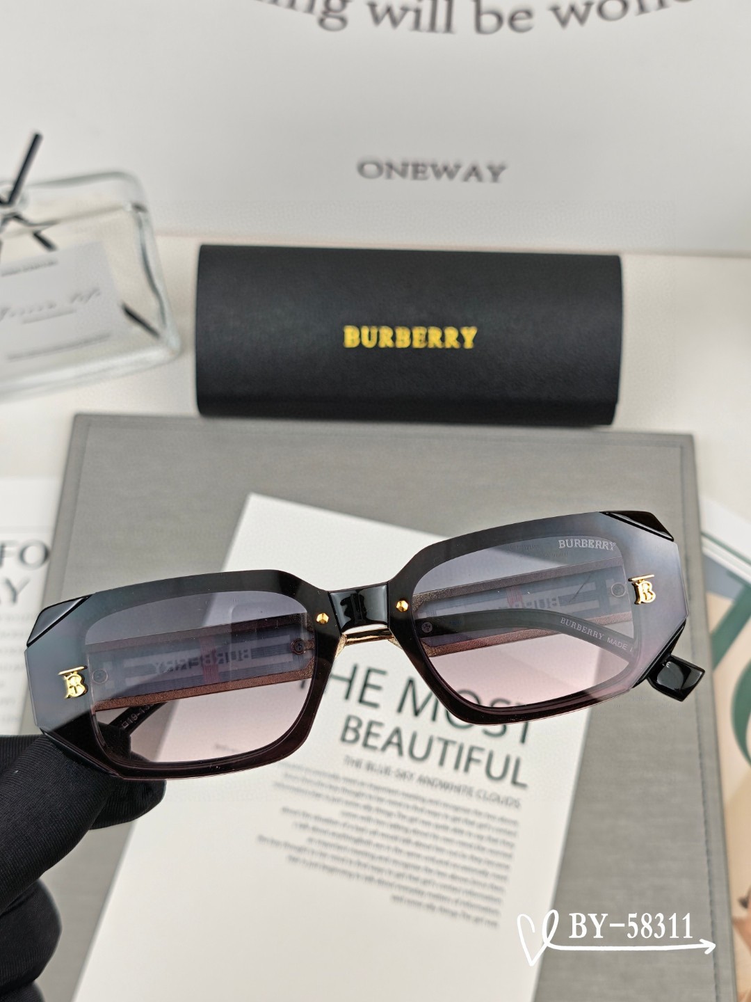   👓.【Burberry-巴宝莉】
         🕶.【宝丽来树脂偏光镜片】
         ⭐
