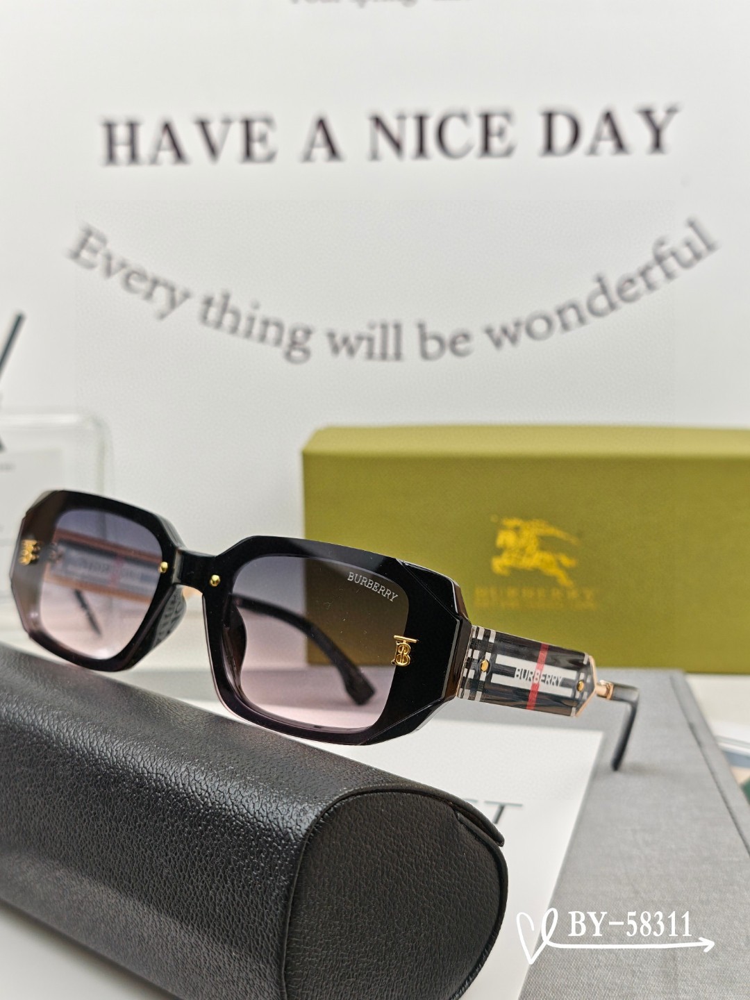   👓.【Burberry-巴宝莉】
         🕶.【宝丽来树脂偏光镜片】
         ⭐