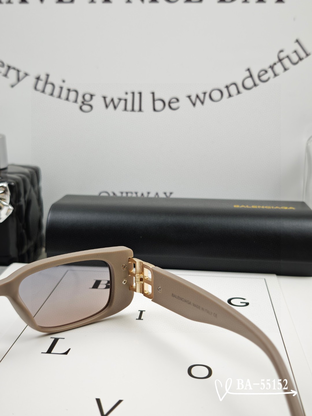  👓.【巴黎世家-Balenciaga】
         🕶.【宝丽来树脂镜片】
         