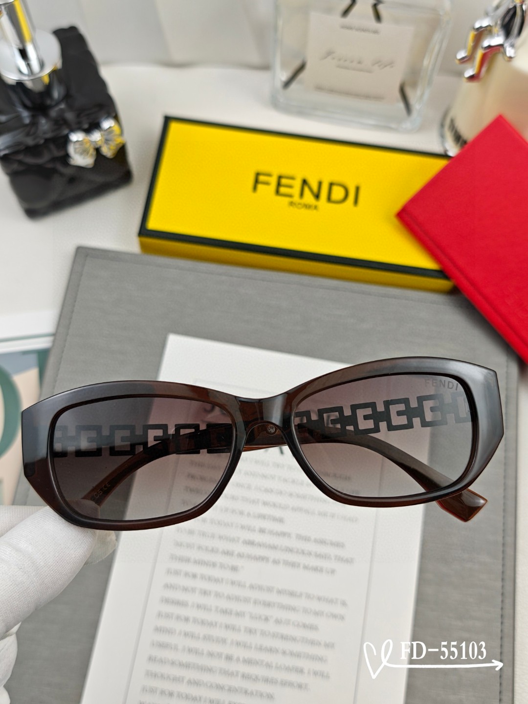   👓.【意大利芬迪-FENDI】
         🕶.【宝丽来树脂偏光镜片】
         ⭐️