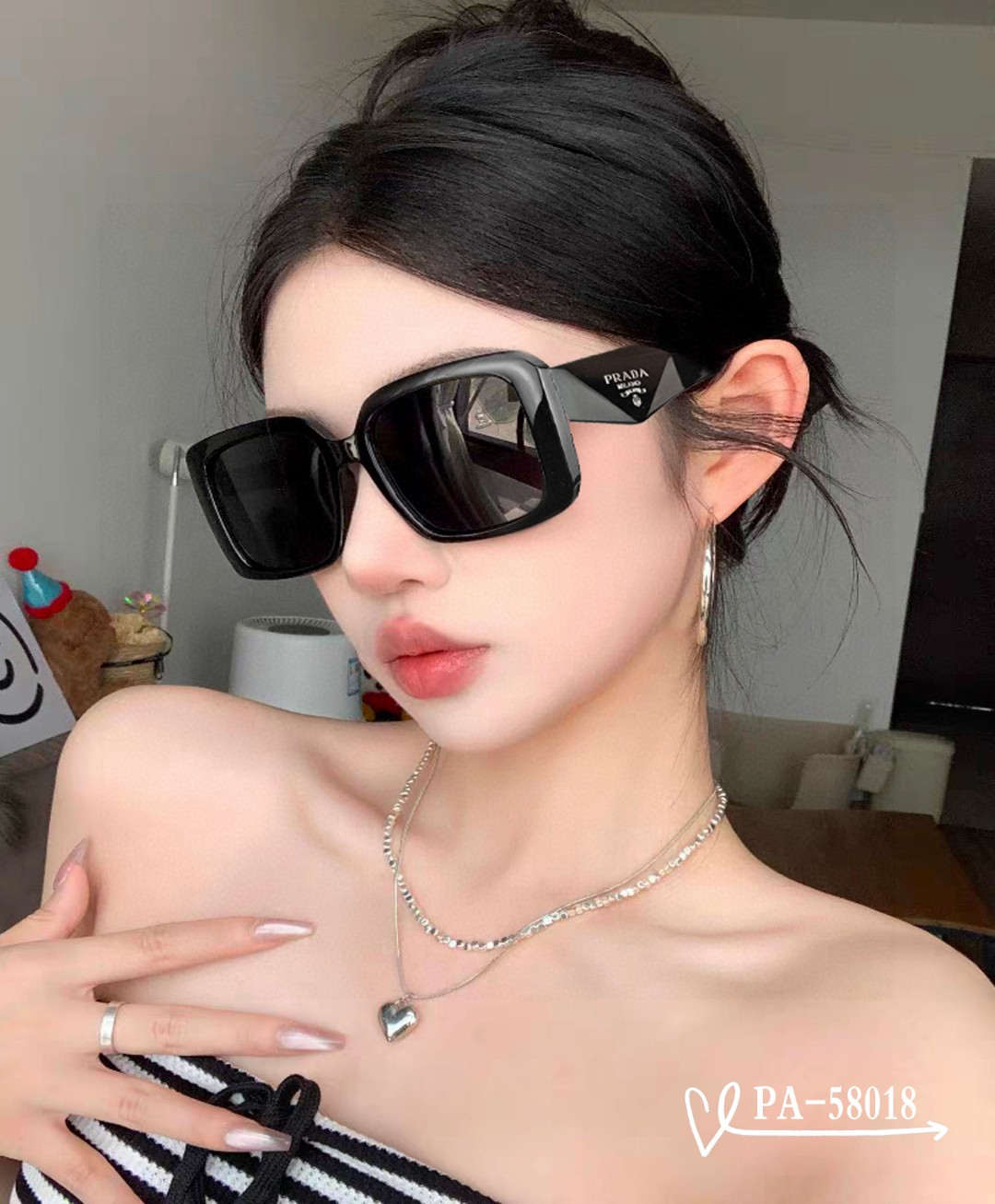 NO:256512,.【PRADA-Prada】 .【Polaroid resin lens】 .【TR frame lightweight and comfortable to wear】 .【size-13-】 .【New sunglasses reduce the burden of strong light, same style as celebrities, block harmful light and prevent radiation, essential products for travel and matching clothes, you can also use it when driving!  Lead the new fashion concept and don't let the sun disturb your interest.Model58018♀】Glasses, sunglasses, sunglasses, glasses, prada, prada19860909.【PRADA-普拉达】 .【宝丽来树脂镜片】 .【TR镜架轻便佩戴舒适】 .【size-13-】 .【新款太阳镜减轻强光负担,明星同款,遮挡有害光线防辐射,出行旅游搭配衣服必备品,开车也可以用哦！引领时尚新概念,不让阳光打扰你的兴致.Model58018♀】眼镜墨镜太阳镜,眼镜,prada,prada,glasses