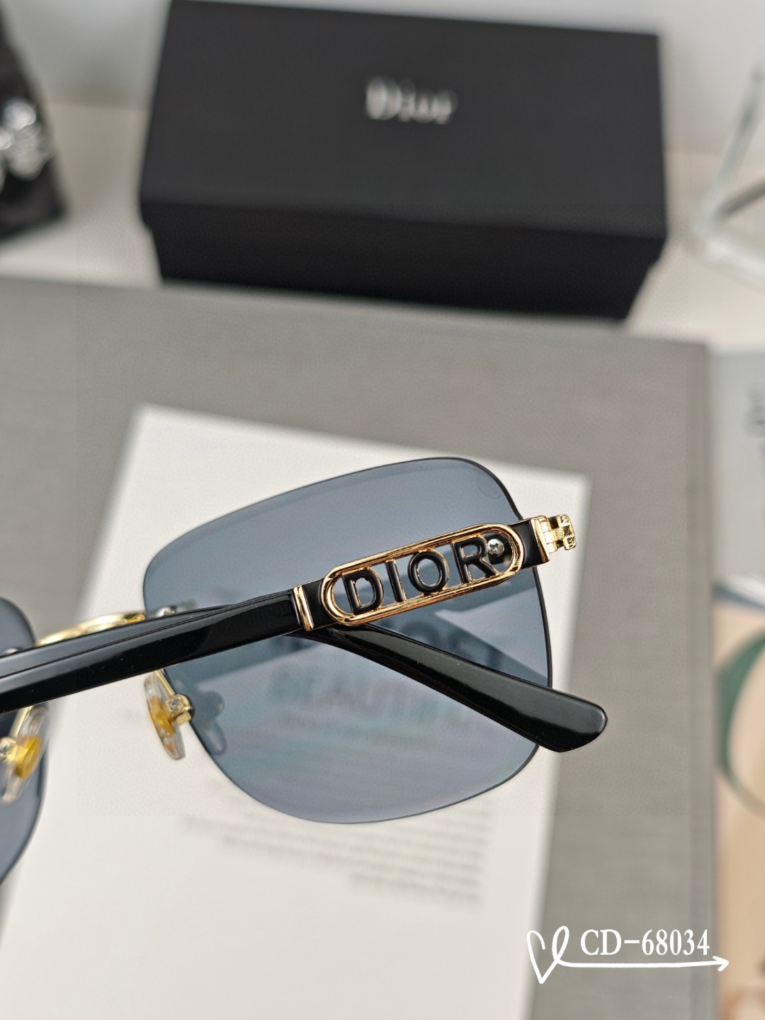    👓.【Dior-法国迪奥】
         🕶️.【宝丽来树脂偏光镜片】
         ⭐️