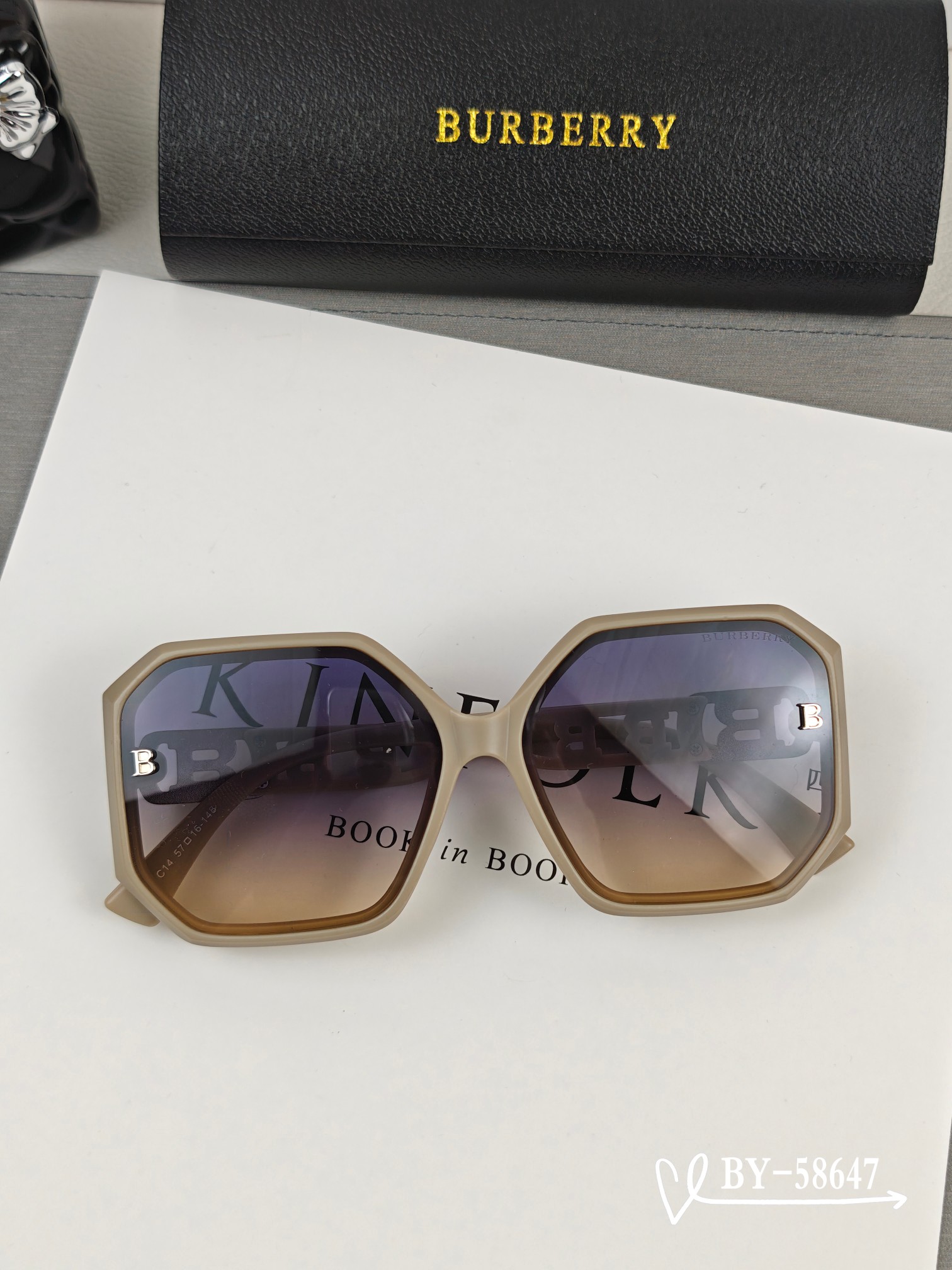    👓.【Burberry-巴宝莉】
         🕶.【宝丽来树脂偏光镜片】
         
