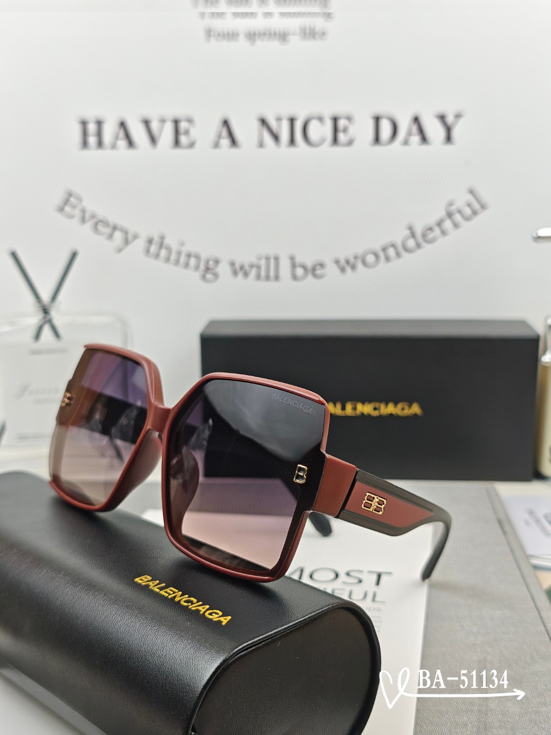   👓.【巴黎世家-Balenciaga】
         🕶.【宝丽来树脂镜片】
         