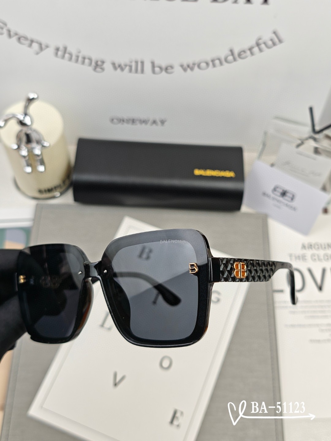   👓.【巴黎世家-Balenciaga】
         🕶.【宝丽来树脂镜片】
         
