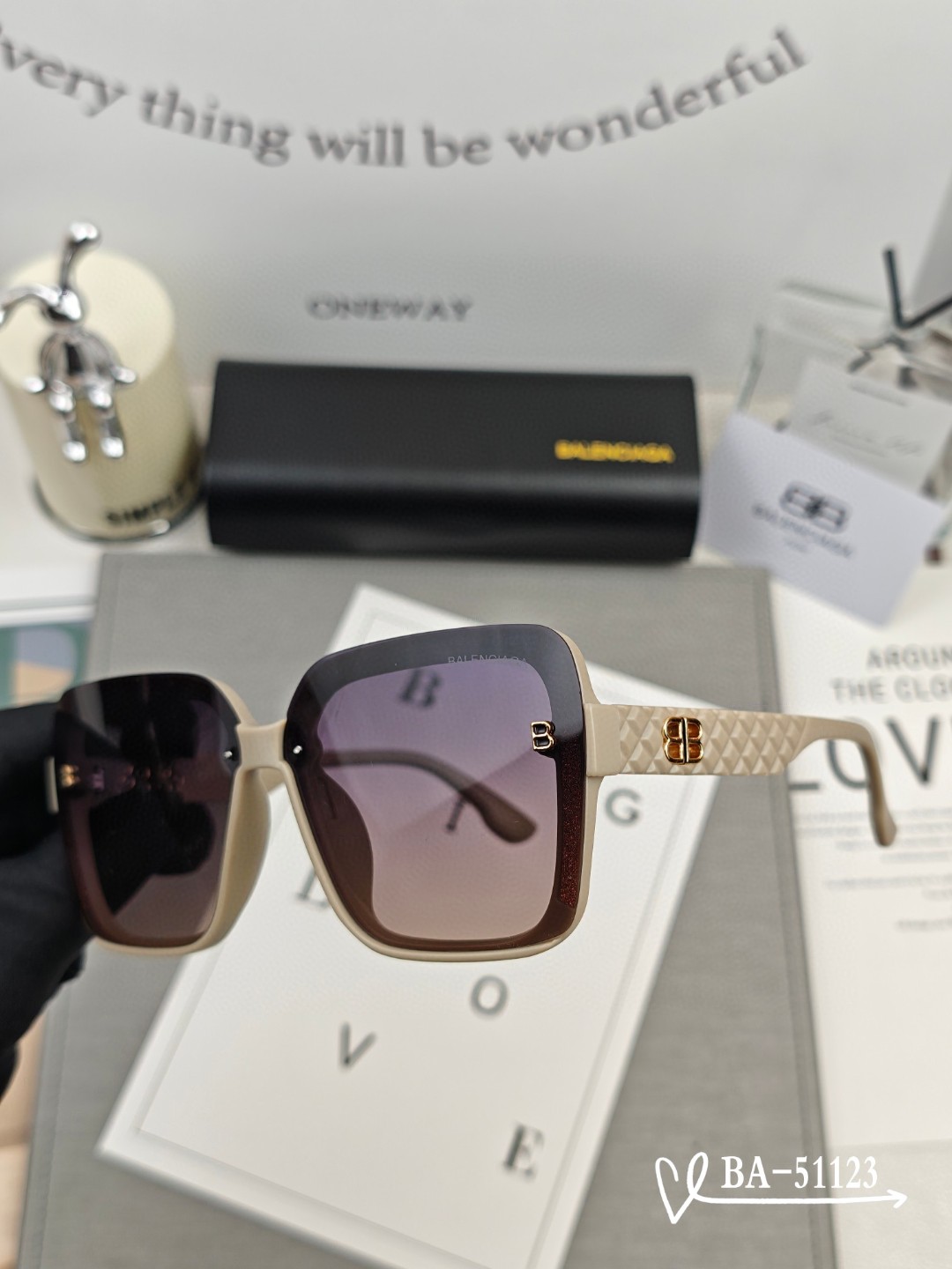   👓.【巴黎世家-Balenciaga】
         🕶.【宝丽来树脂镜片】
         