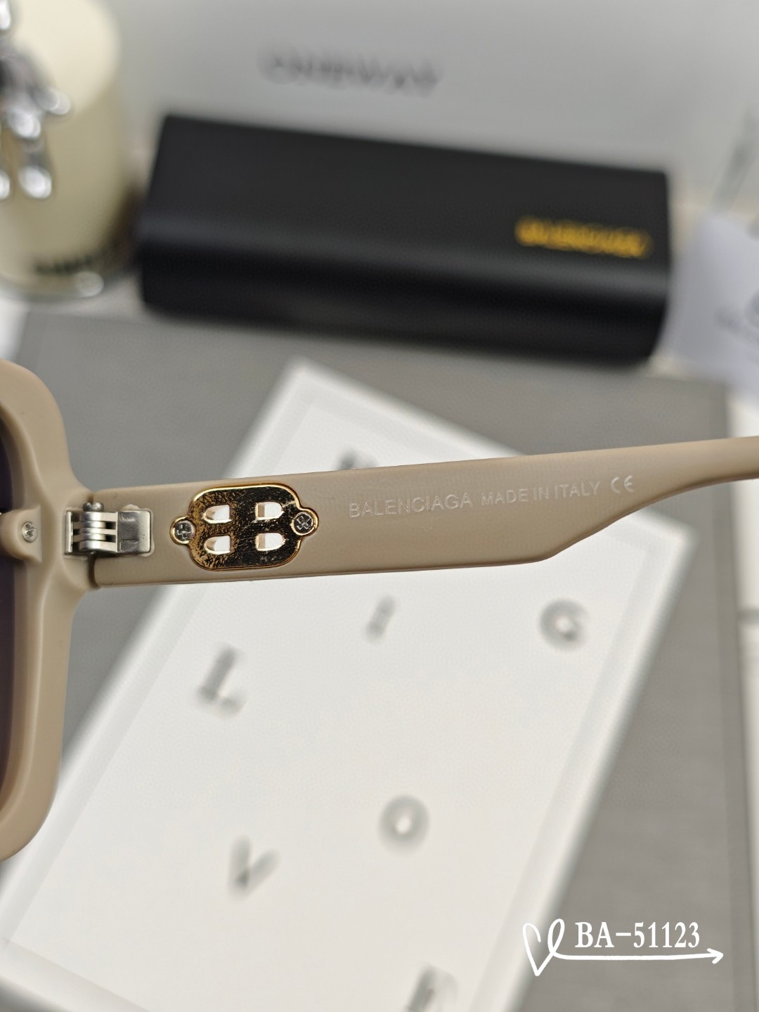   👓.【巴黎世家-Balenciaga】
         🕶.【宝丽来树脂镜片】
         