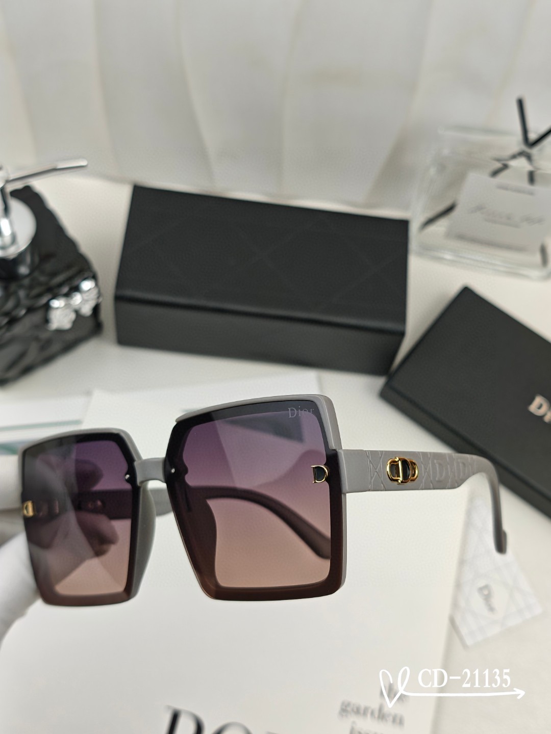    👓.【法国迪奥-DIOR】
         🕶️.【宝丽来树脂偏光镜片】
         ⭐️
