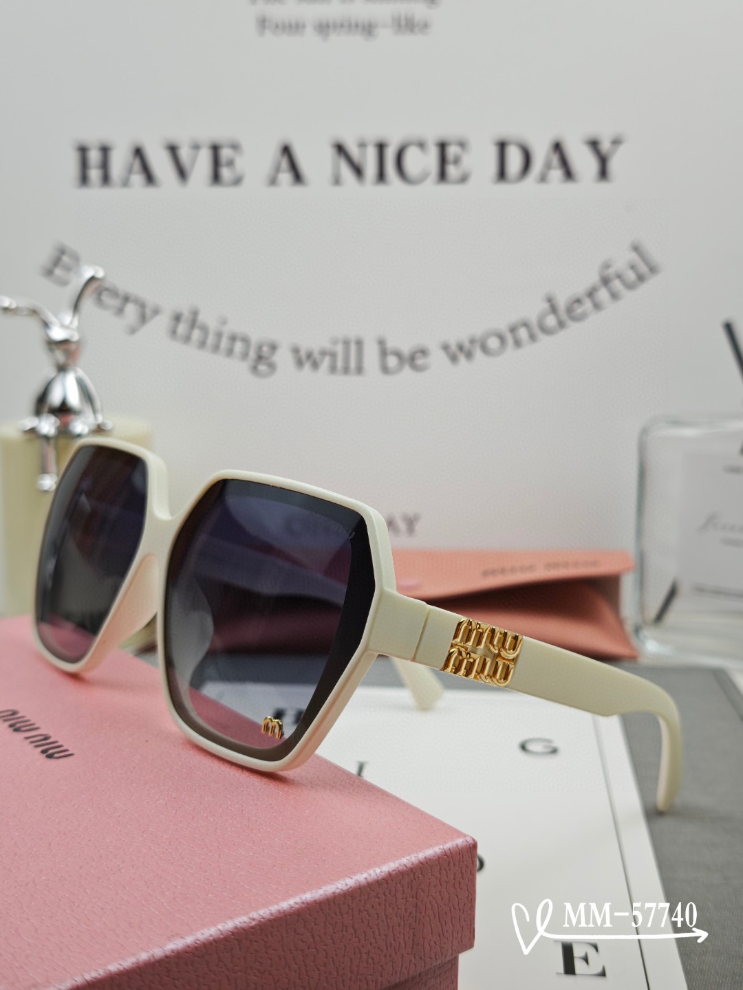   👓.【意大利谬谬-miumiu】
         🕶.【宝丽来树脂偏光镜片】
         ⭐