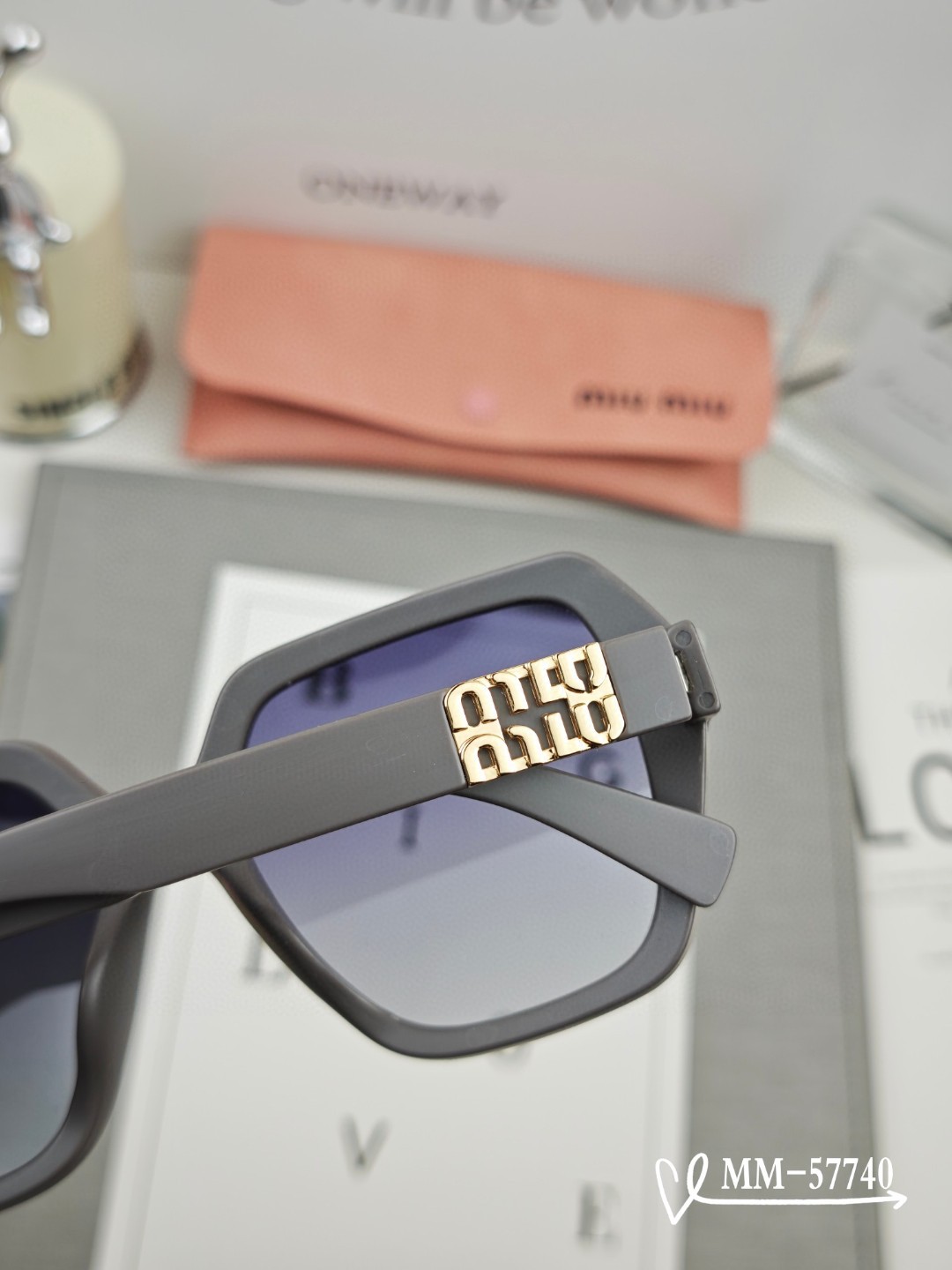   👓.【意大利谬谬-miumiu】
         🕶.【宝丽来树脂偏光镜片】
         ⭐