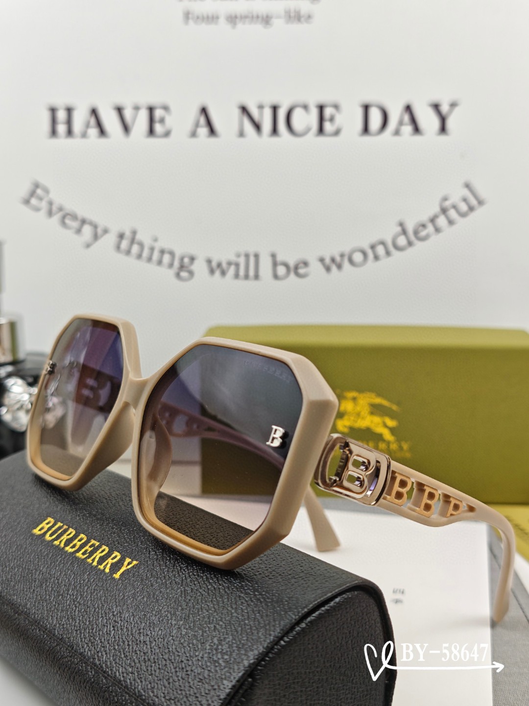    👓.【Burberry-巴宝莉】
         🕶.【宝丽来树脂偏光镜片】
         