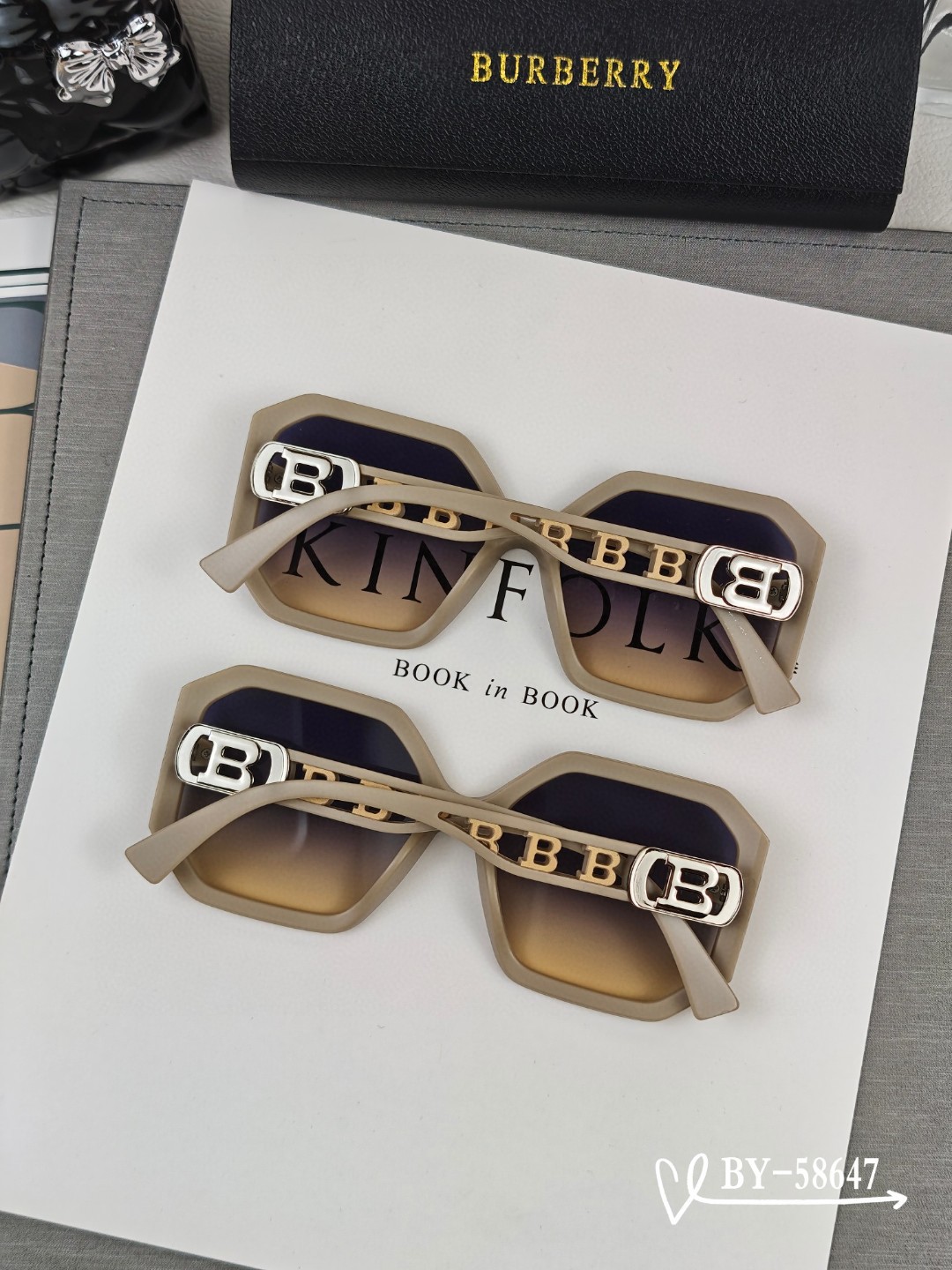    👓.【Burberry-巴宝莉】
         🕶.【宝丽来树脂偏光镜片】
         