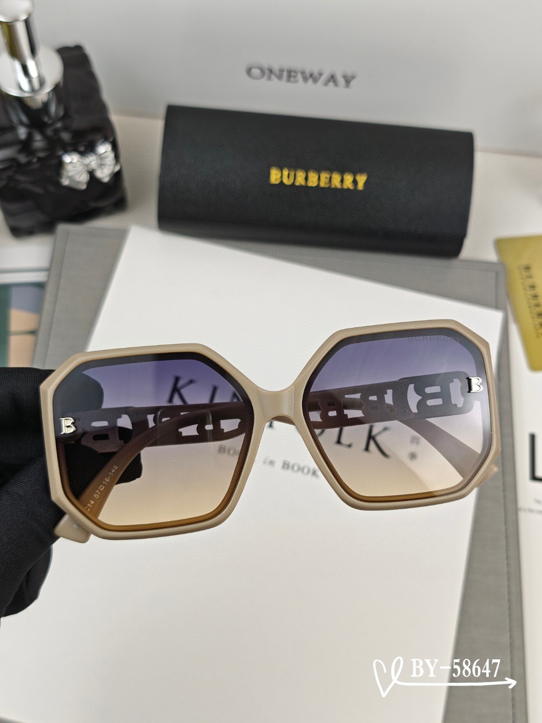   👓.【Burberry-巴宝莉】
         🕶.【宝丽来树脂偏光镜片】
         