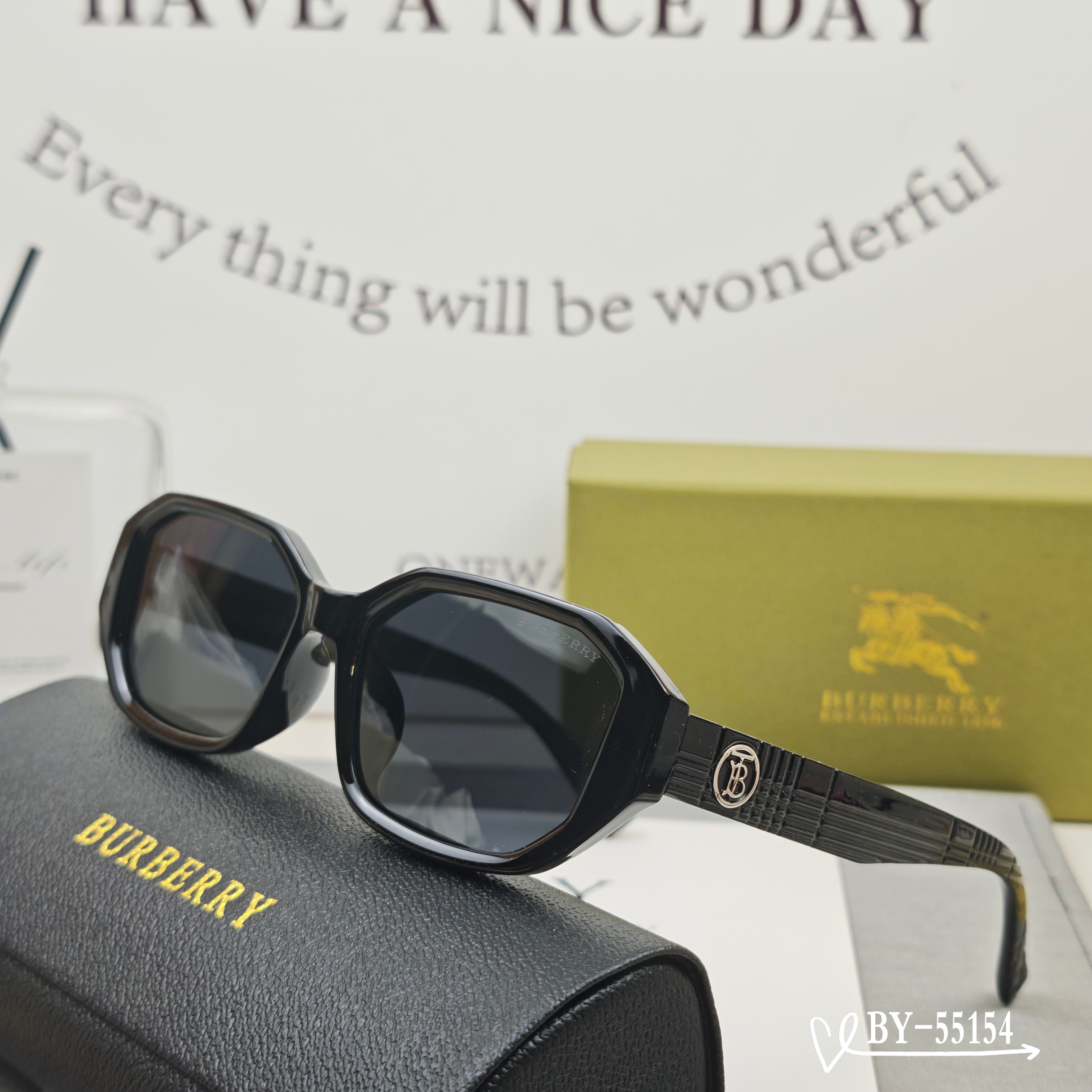    👓.【Burberry-巴宝莉】
         🕶.【宝丽来树脂偏光镜片】
         