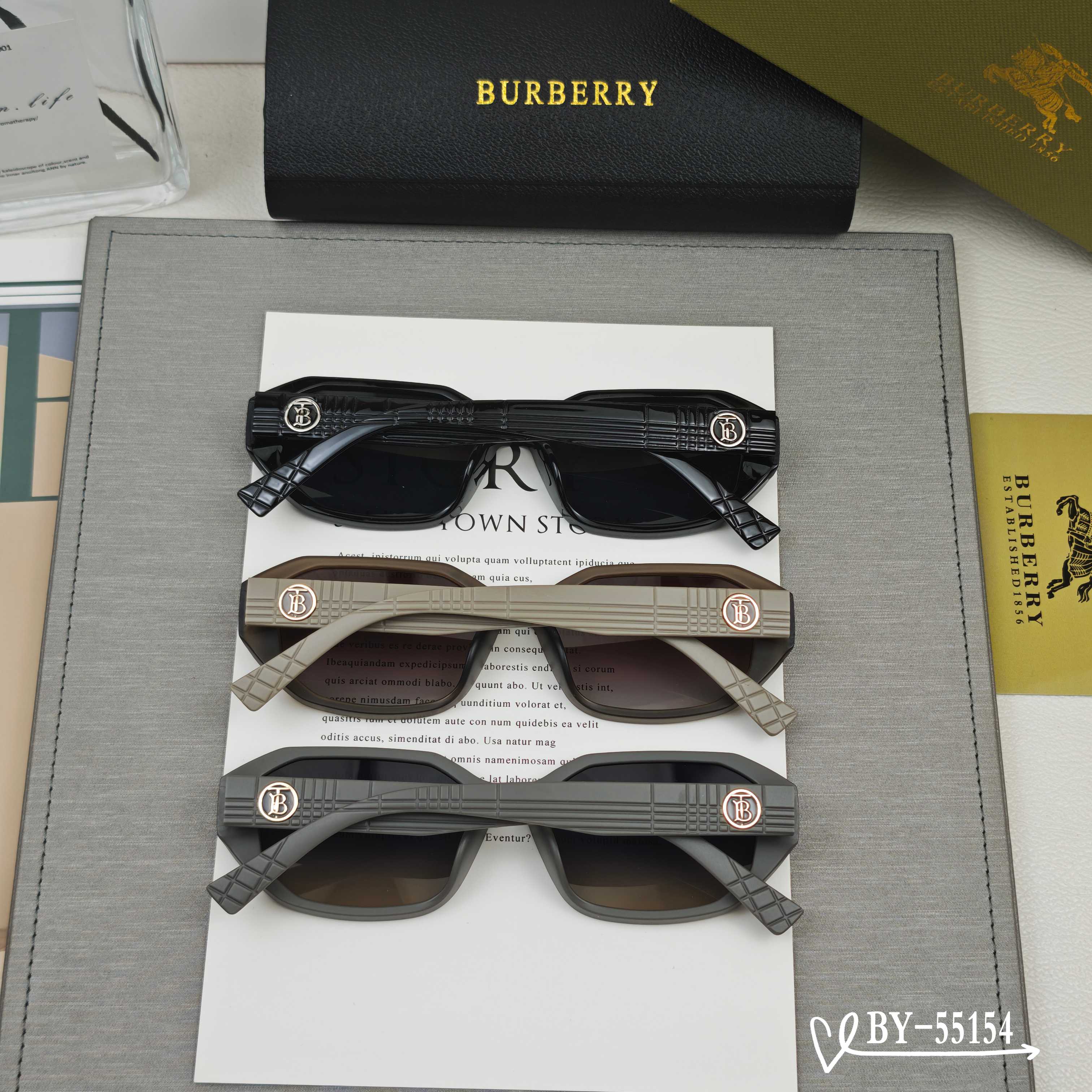    👓.【Burberry-巴宝莉】
         🕶.【宝丽来树脂偏光镜片】
         