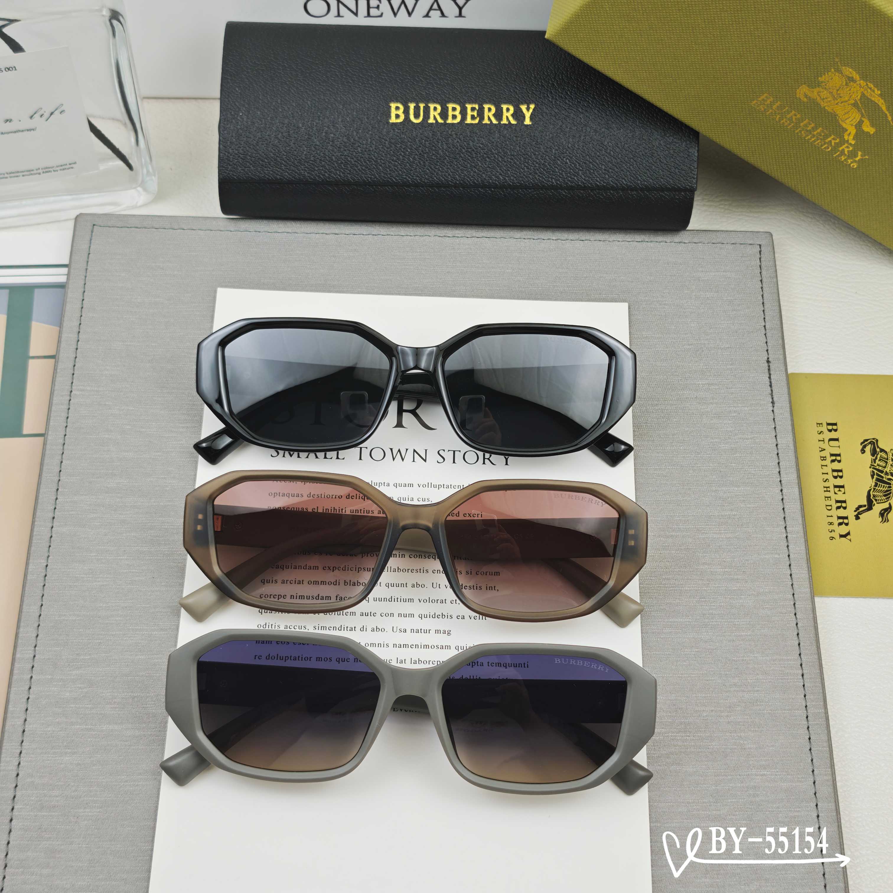    👓.【Burberry-巴宝莉】
         🕶.【宝丽来树脂偏光镜片】
         