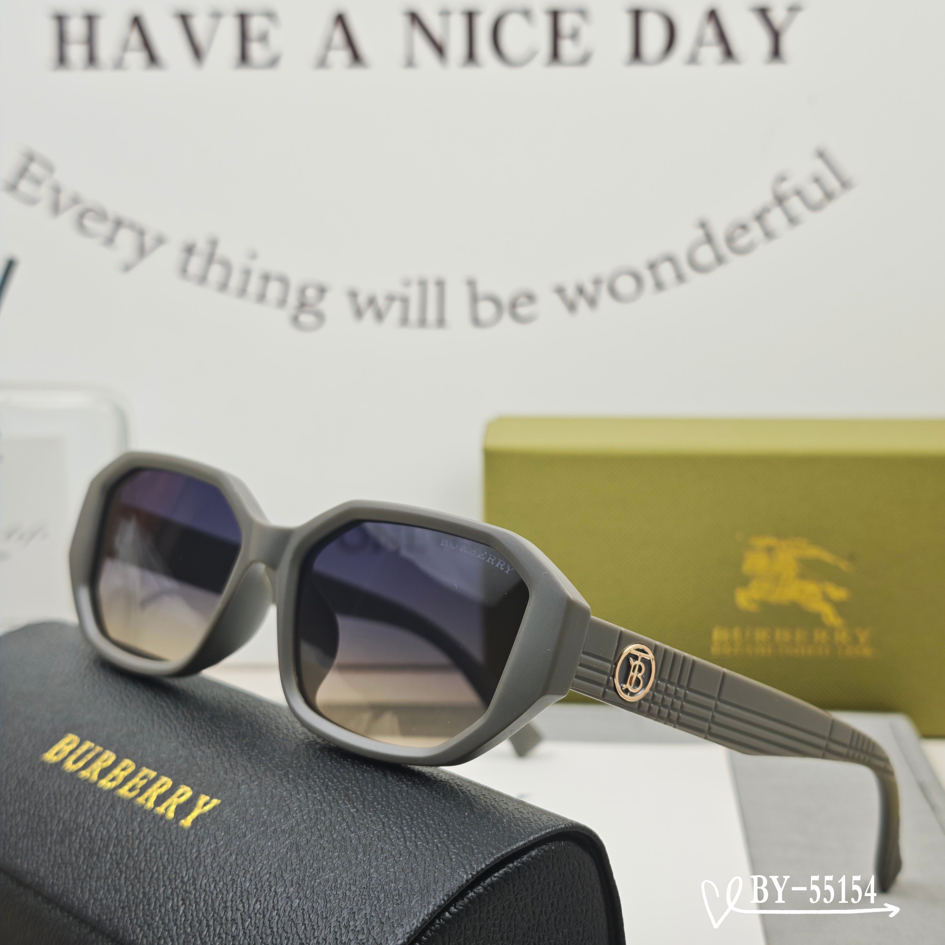    👓.【Burberry-巴宝莉】
         🕶.【宝丽来树脂偏光镜片】
         
