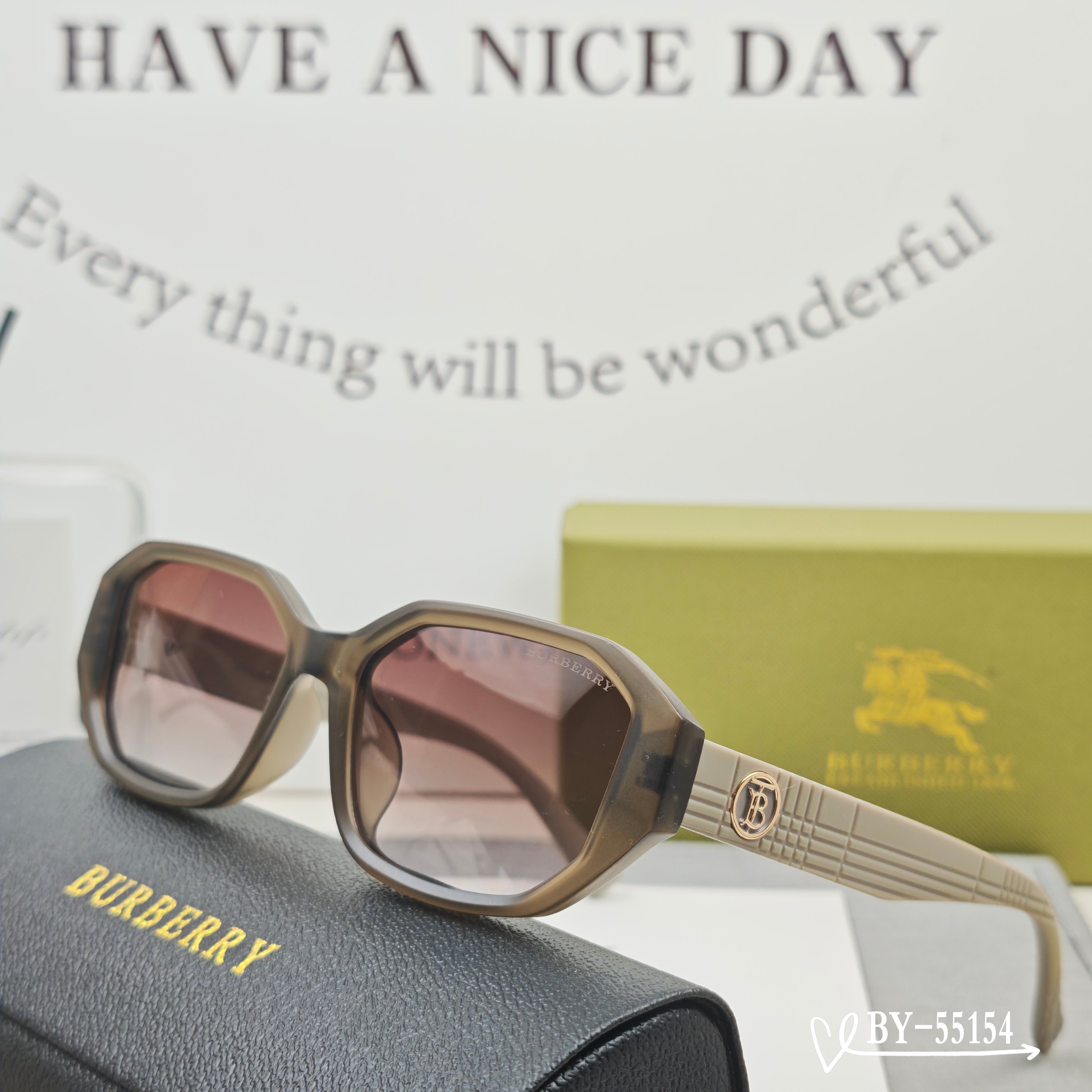    👓.【Burberry-巴宝莉】
         🕶.【宝丽来树脂偏光镜片】
         