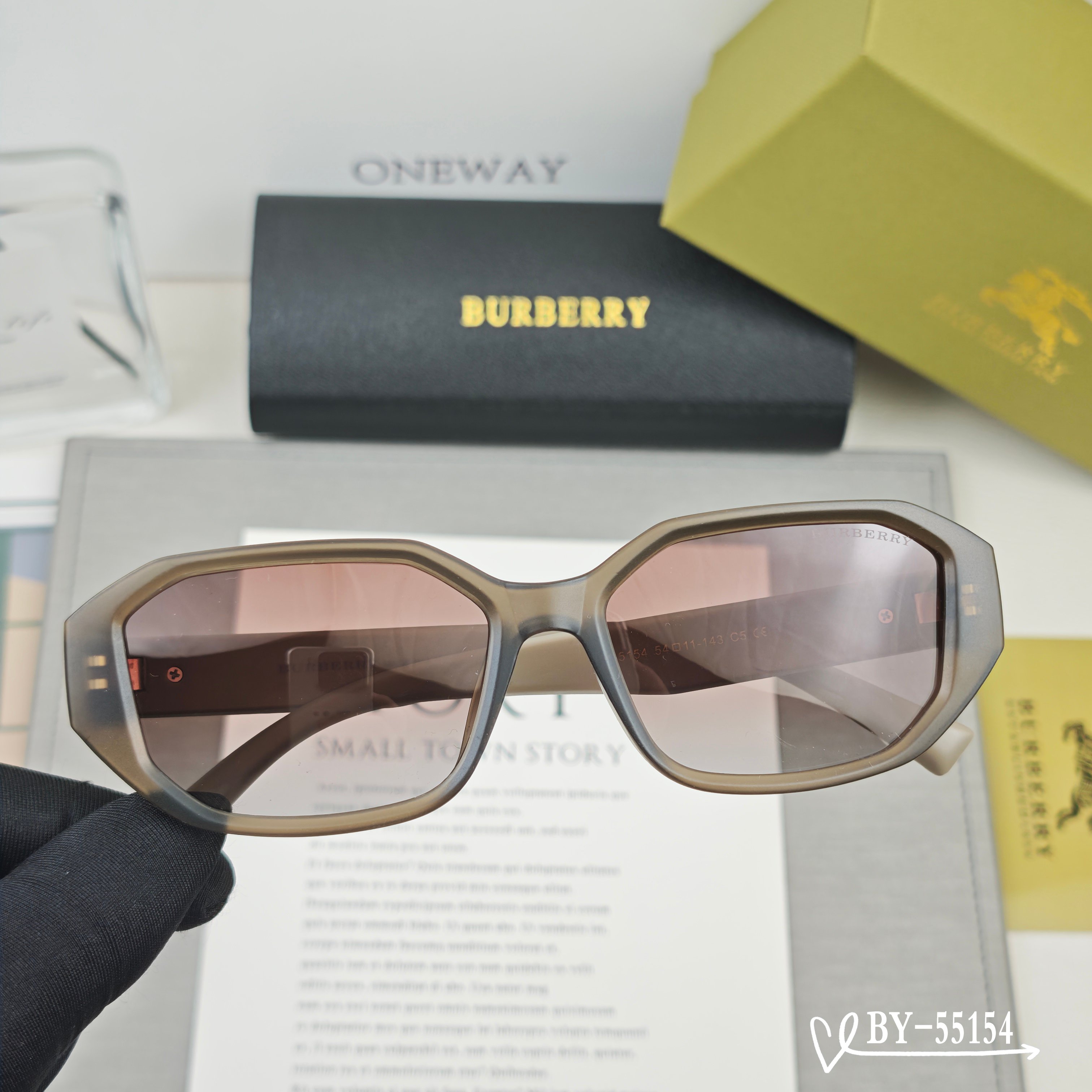   👓.【Burberry-巴宝莉】
         🕶.【宝丽来树脂偏光镜片】
         