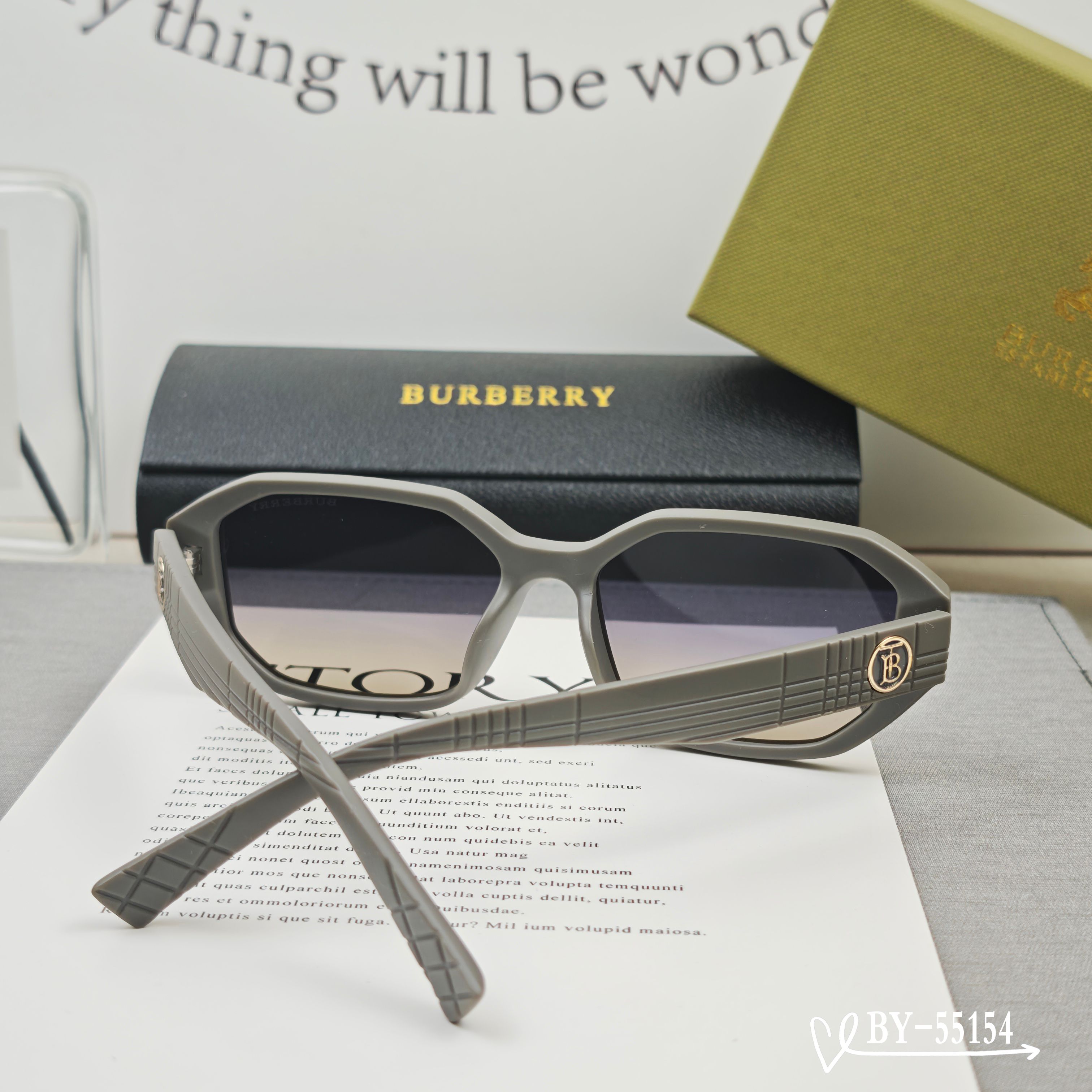    👓.【Burberry-巴宝莉】
         🕶.【宝丽来树脂偏光镜片】
         